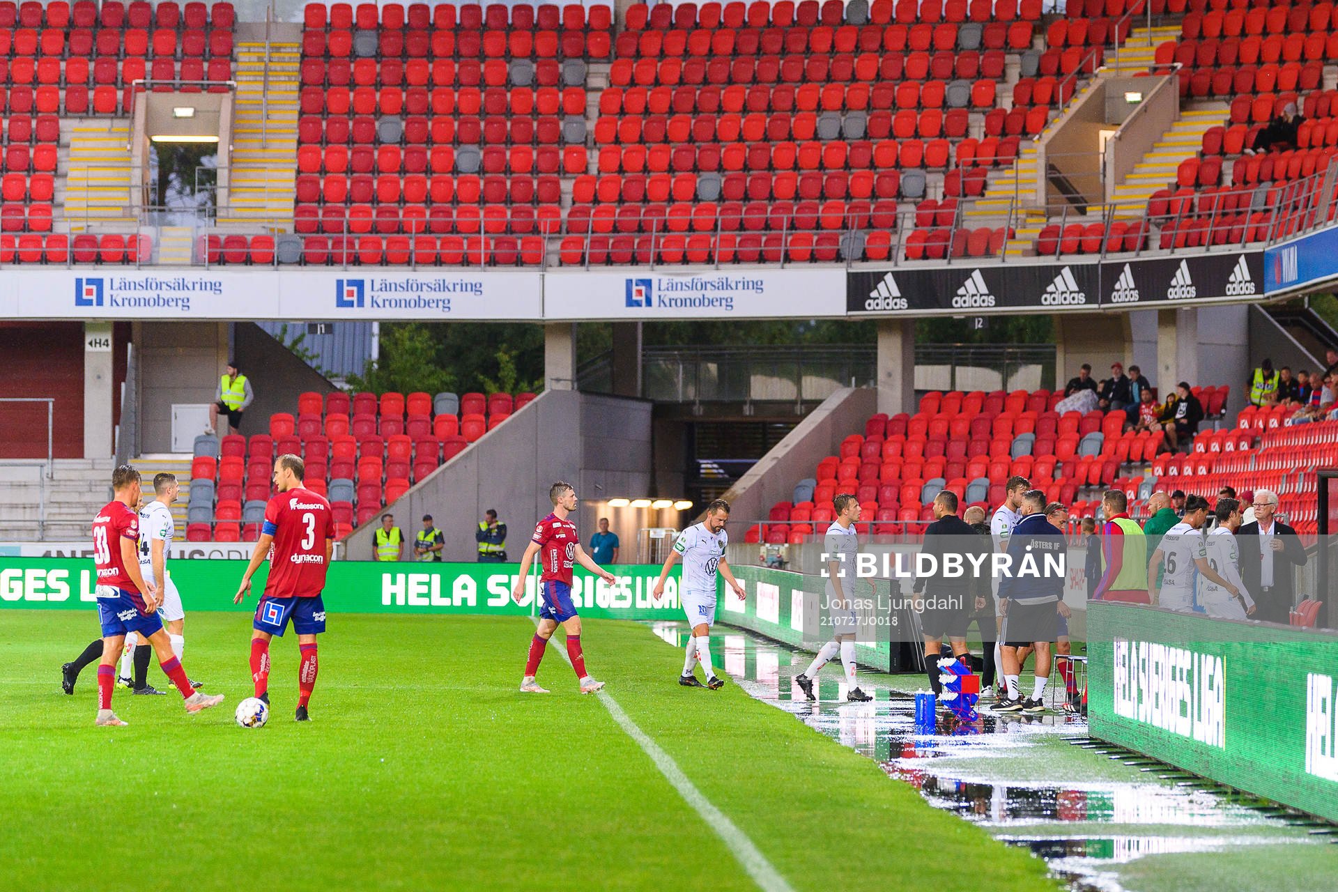 Spelarna på väg av planen när matchen pausas på grund