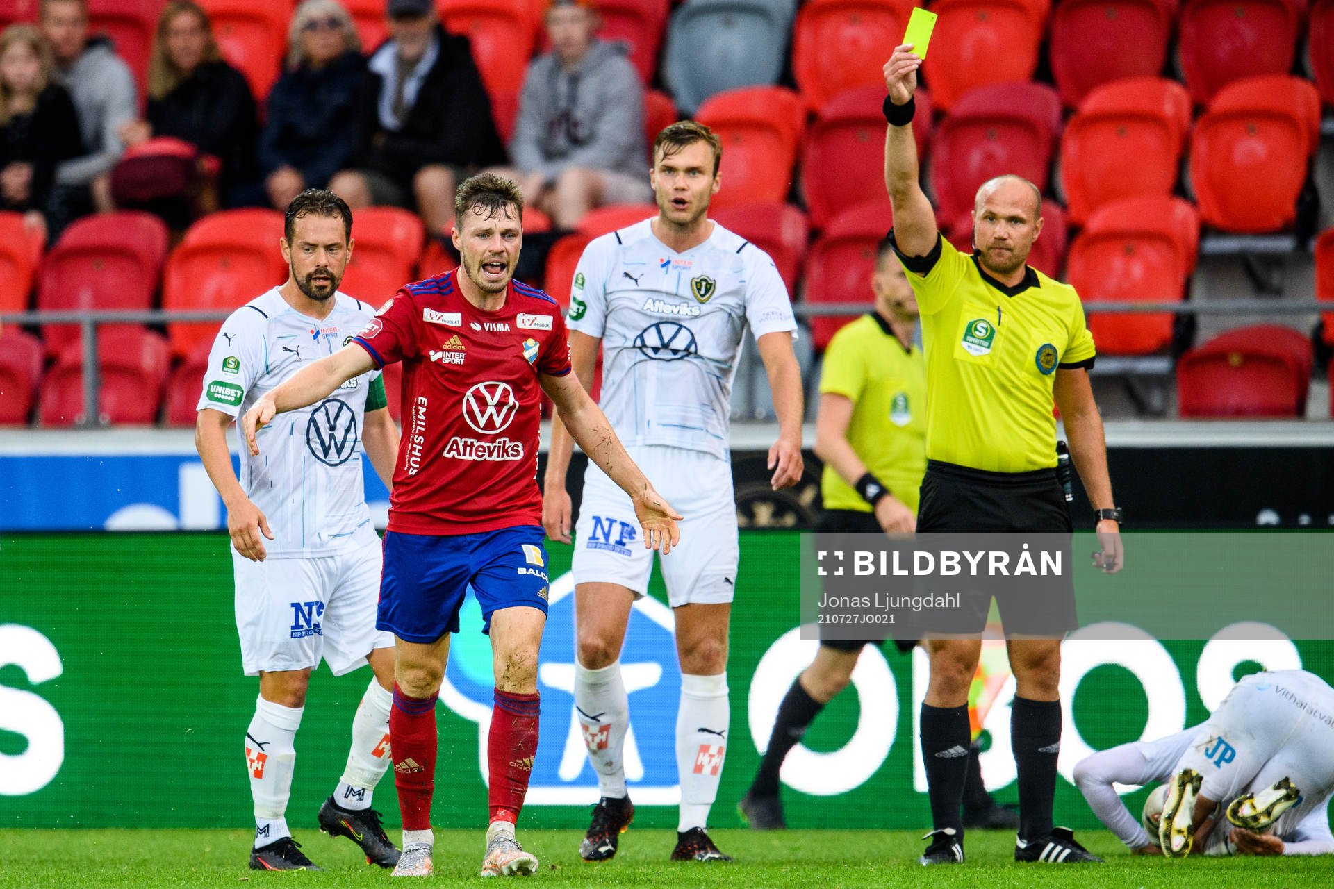 Östers Nicolas Mortensen reagerar mot domaren