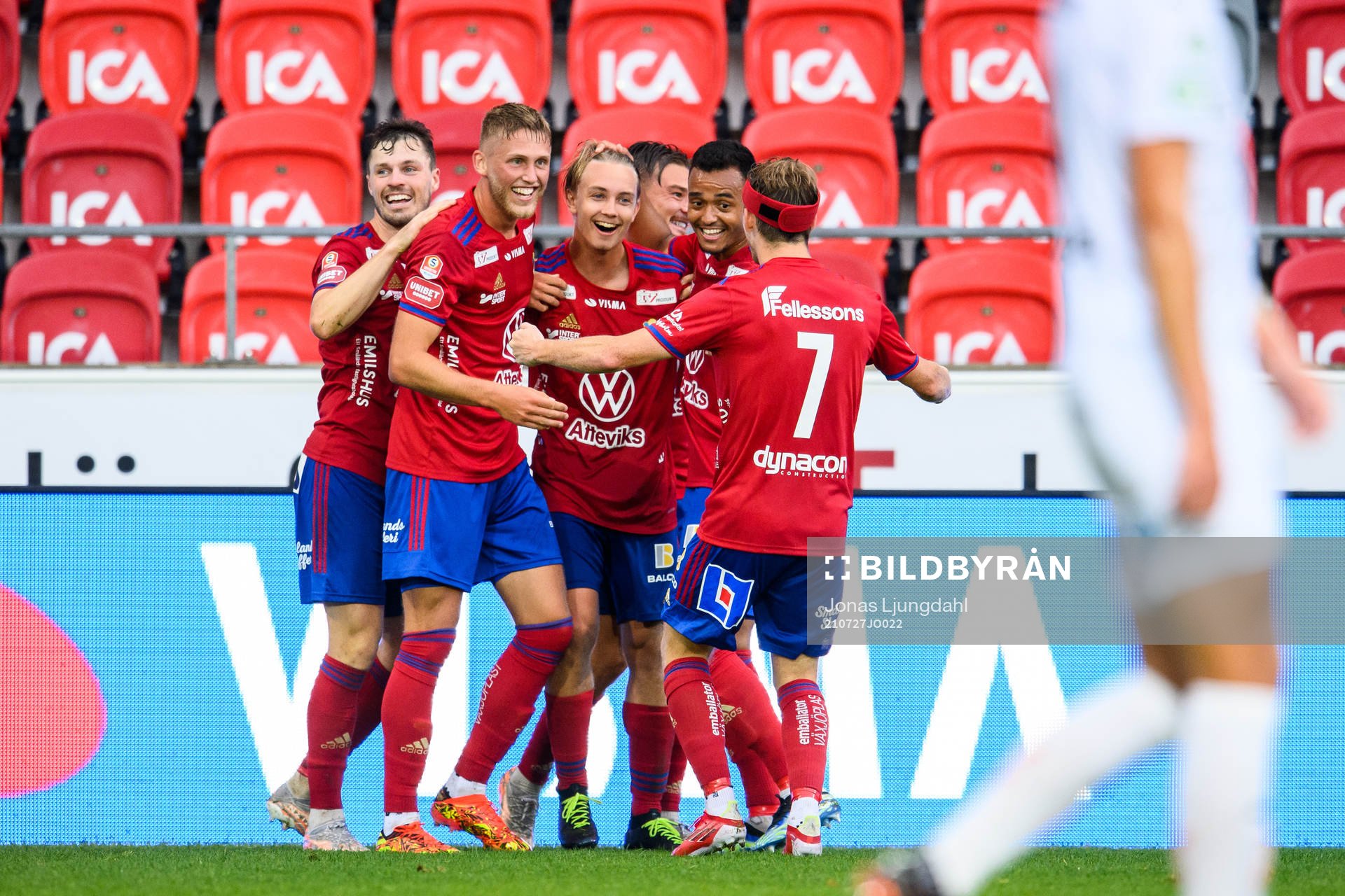 Östers Isak Magnusson jublar med lagkamrater