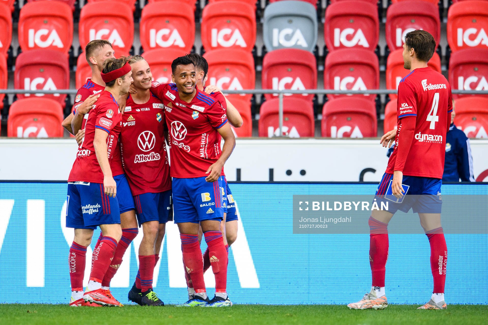 Östers Isak Magnusson jublar med lagkamrater