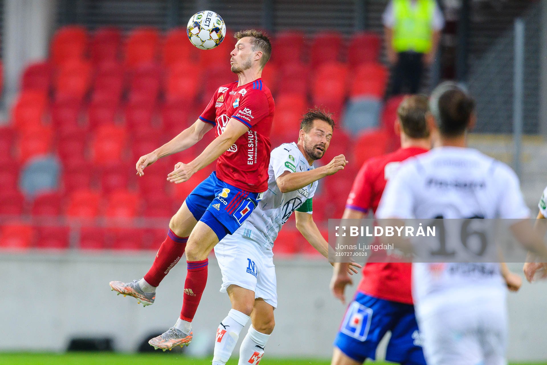 Östers Nicolas Mortensen i kamp med Jönköpings Fredric Fendrich under fotbollsmatchen i Superettan mellan Öster och Jönköpings Södra den 27 juli 2021 i Växjö.