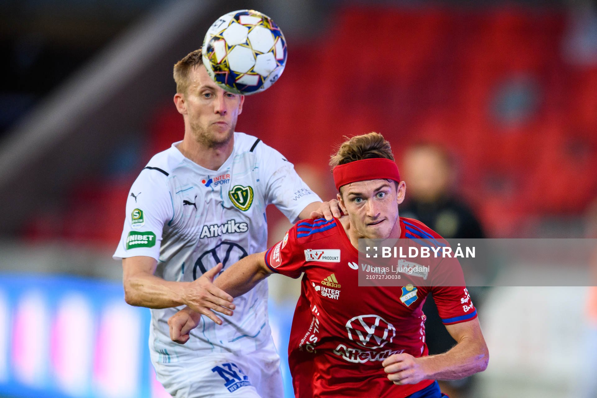 Jönköpings Jesper Svensson och Östers Carl Johansson under fotbollsmatchen i Superettan mellan Öster och Jönköpings Södra den 27 juli 2021 i Växjö.