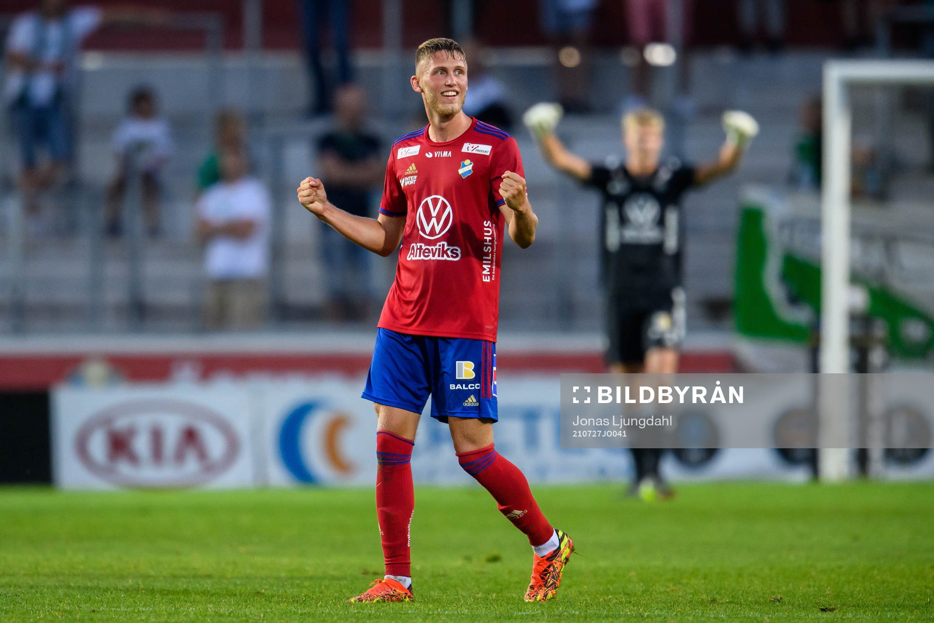 Östers Emil Engqvist jublar