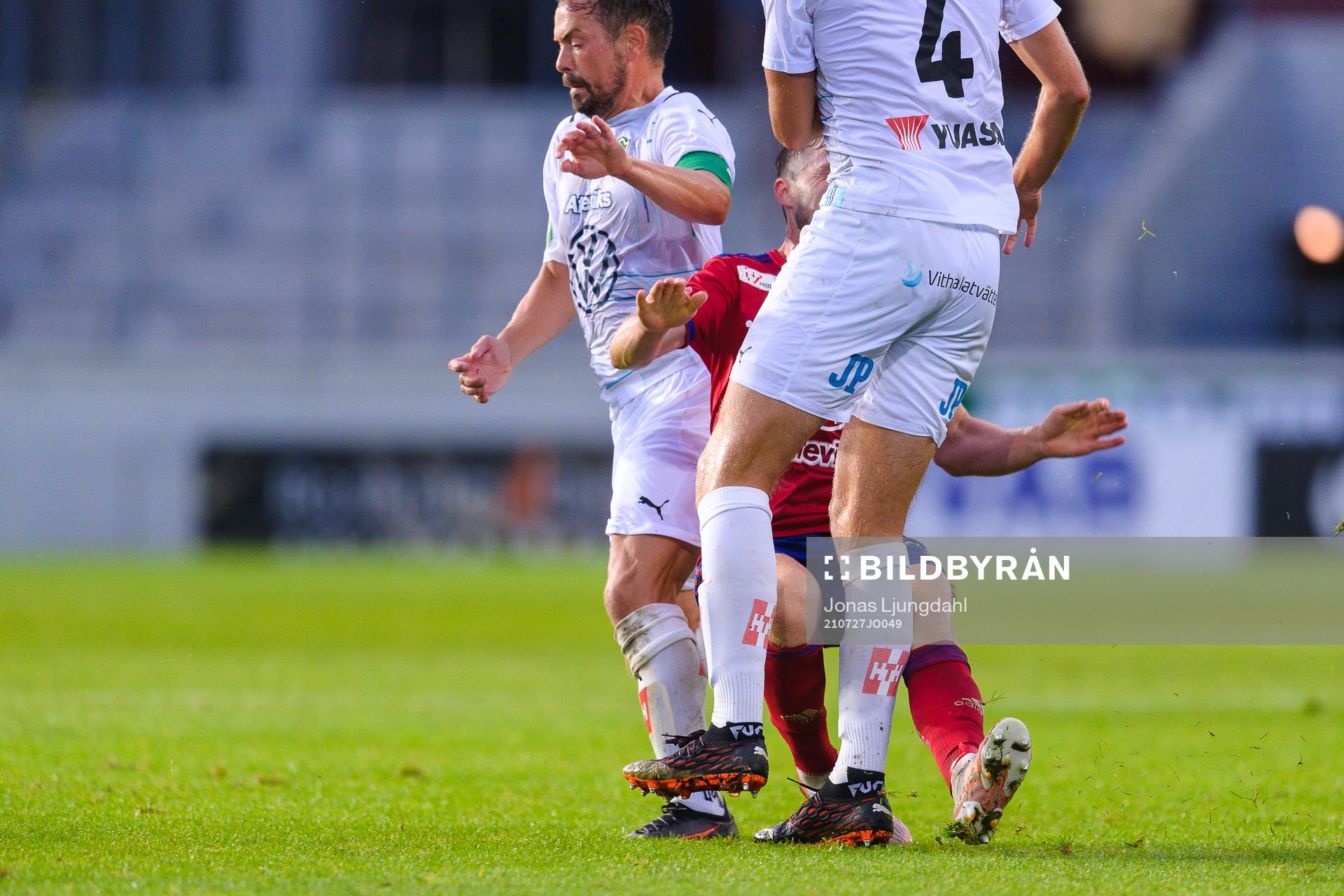 Östers Nicolas Mortensen  faller i kamp med Jönköpings Marcus Degerlund under fotbollsmatchen i Superettan mellan Öster och Jönköpings Södra den 27 juli 2021 i Växjö. 