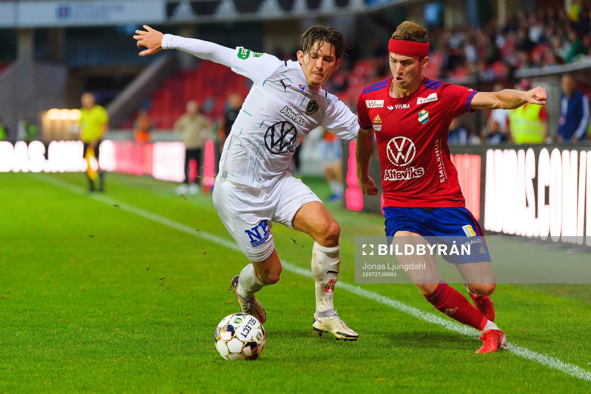 Jönköpings Robin Book i kamp med Östers Carl Johansson under fotbollsmatchen i Superettan mellan Öster och Jönköpings Södra den 27 juli 2021 i Växjö.