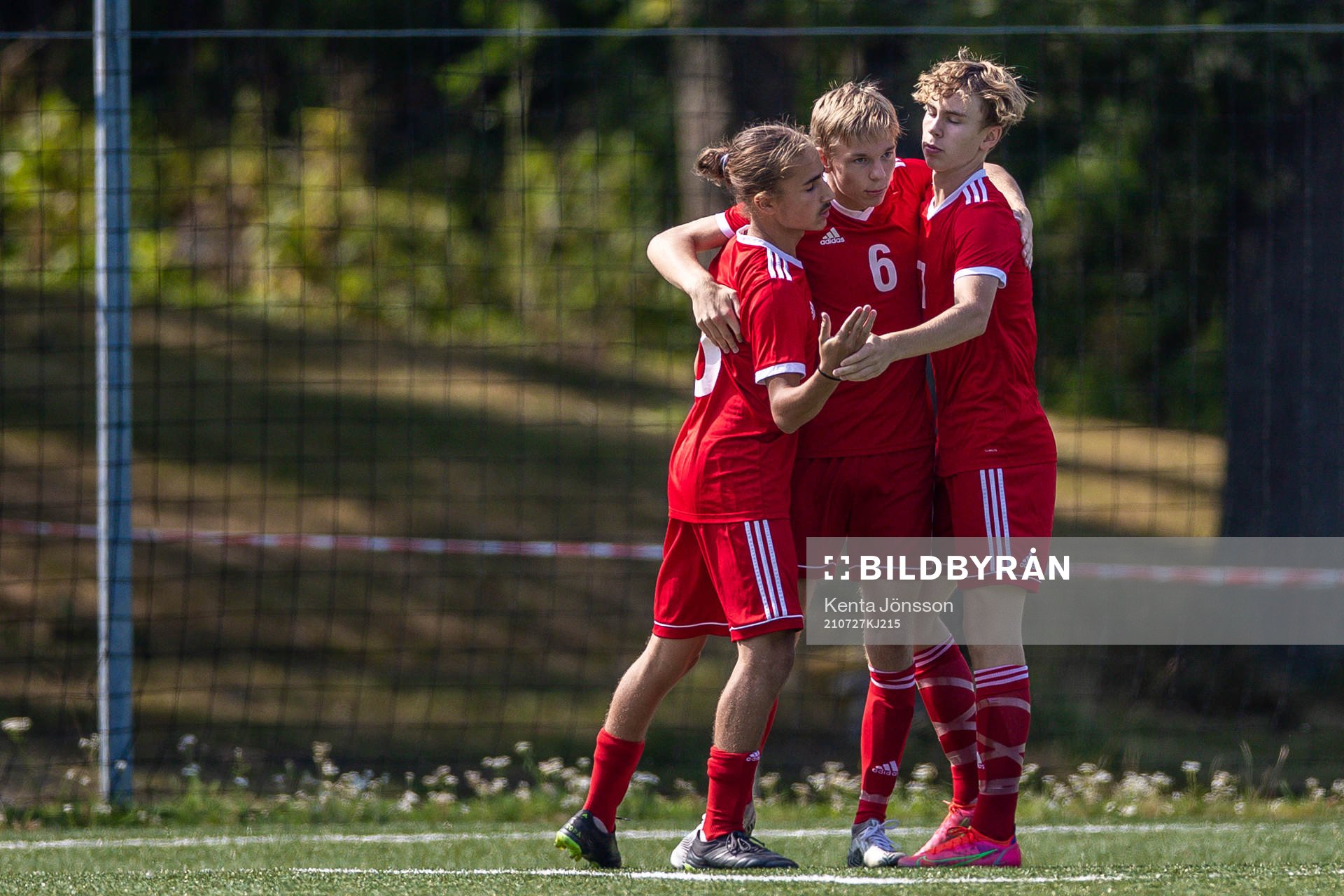 Felix Liljedal (m) jublar med Daniel Kaya (v) och Isaac af