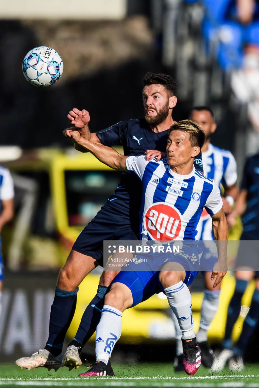 Erdal Rakip of Malmö FF and Atomu Tanaka of Helsinki
