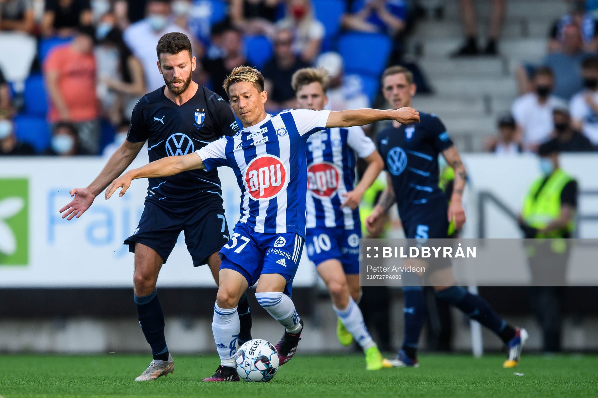 Erdal Rakip of Malmö FF and Atomu Tanaka of Helsinki