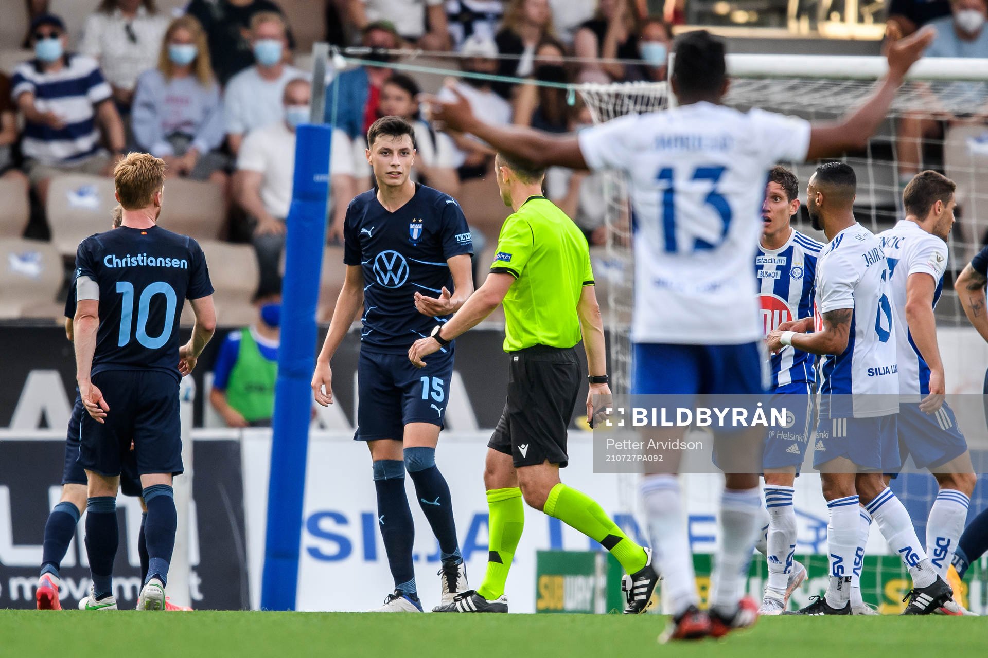 Anel Ahmedhodzic of Malmö FF and Referee Stuart Attwell
