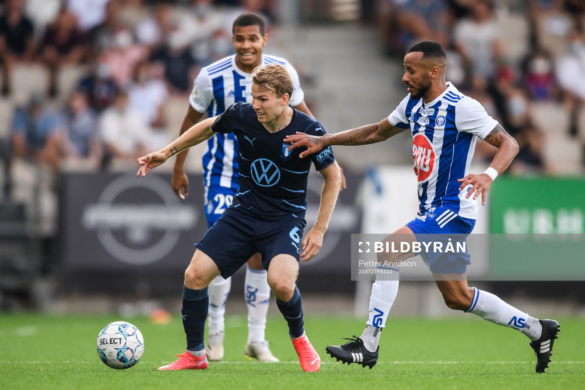 Oscar Lewicki of Malmö FF and Jair Tavares Silva of