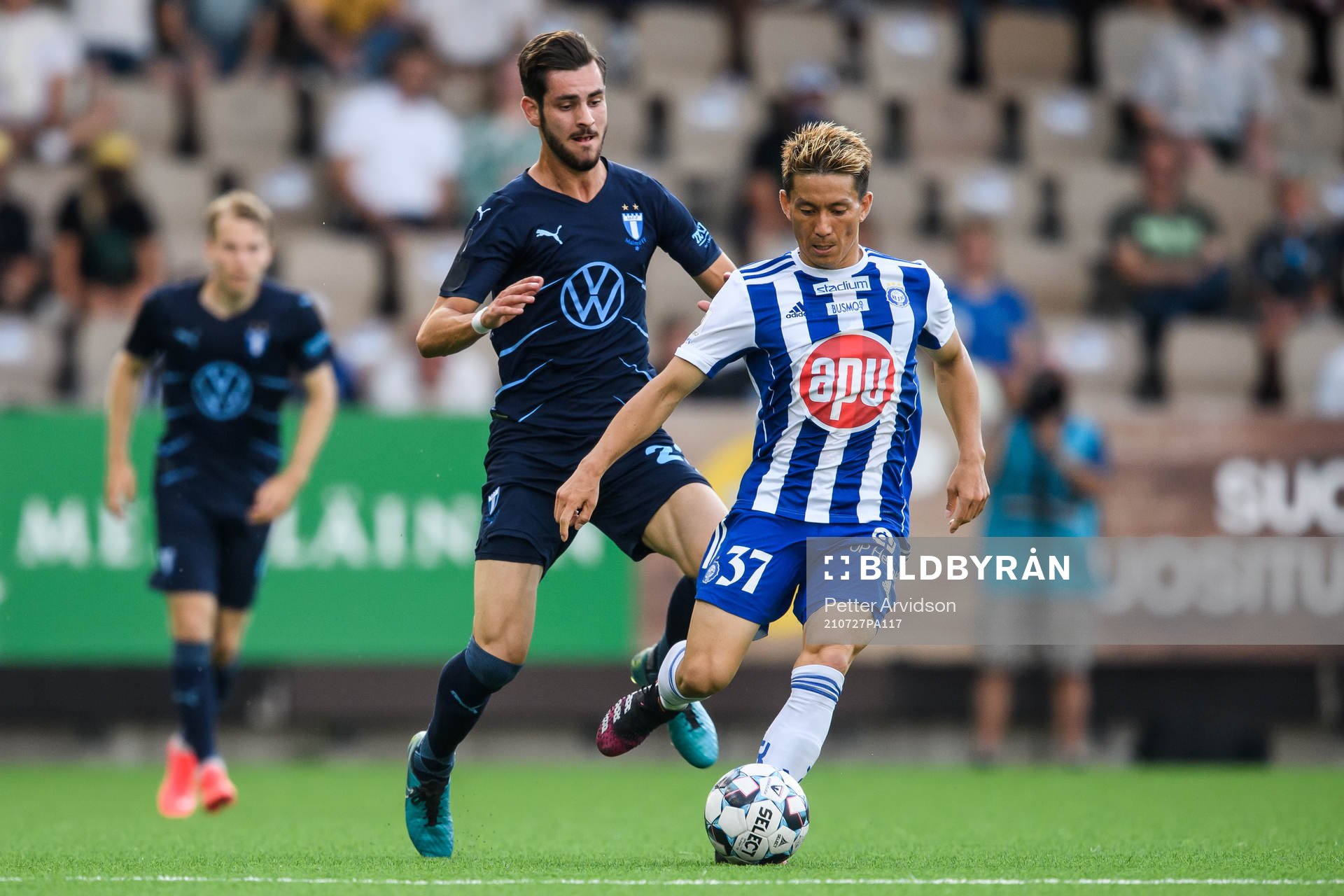 Adi Nalic of Malmö FF and Atomu Tanaka of Helsinki