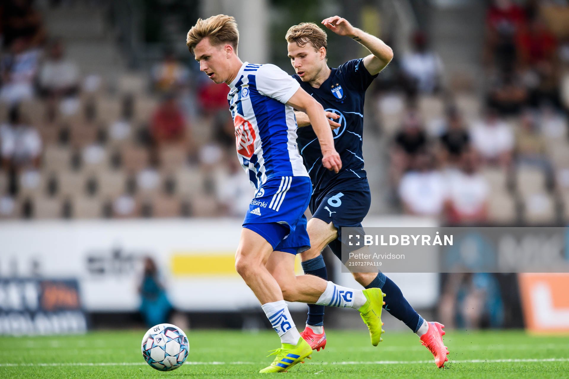 Lucas Lingman of Helsinki and Oscar Lewicki of Malmö FF