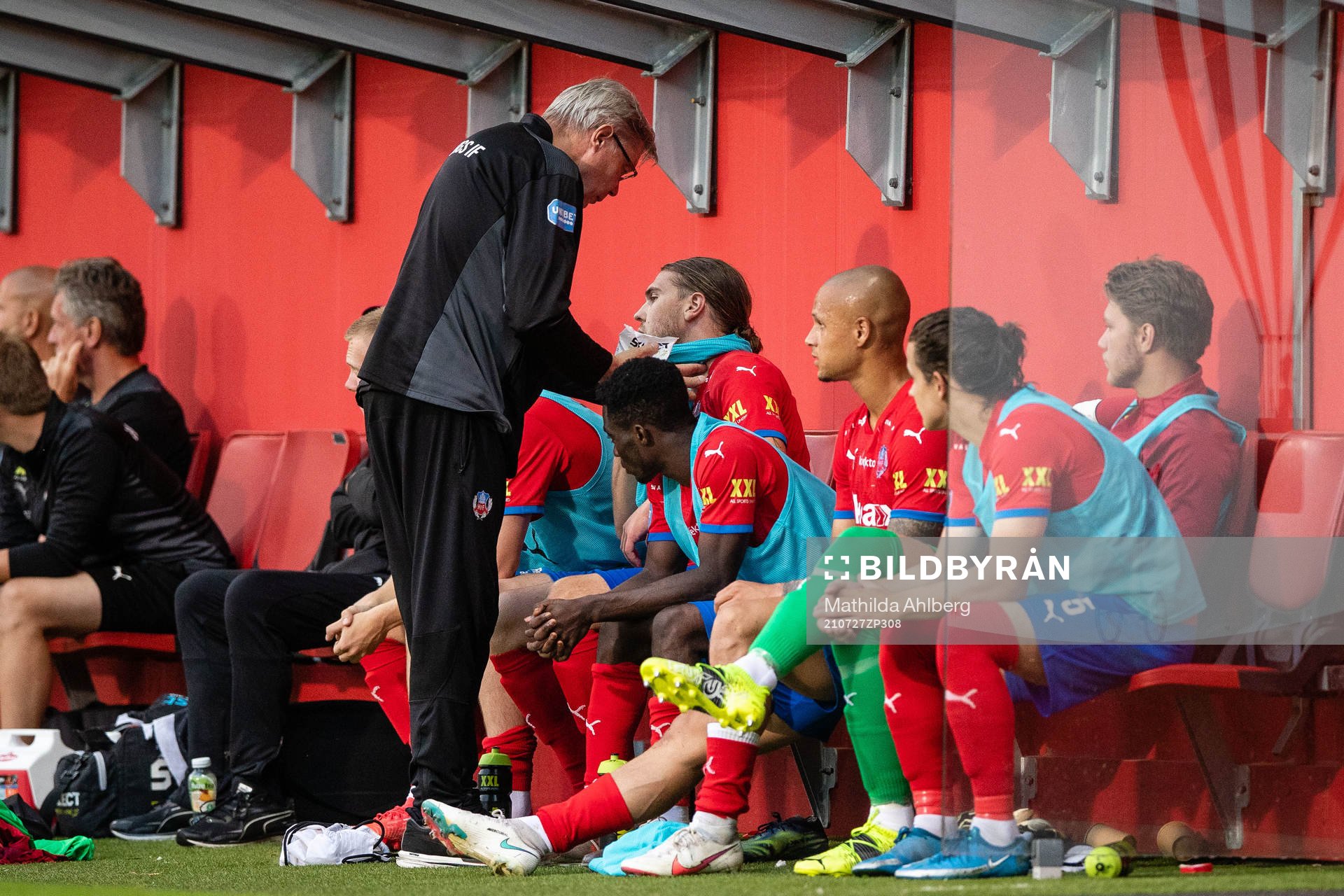 Helsingborgs Charlie Weberg får vård av head of medical