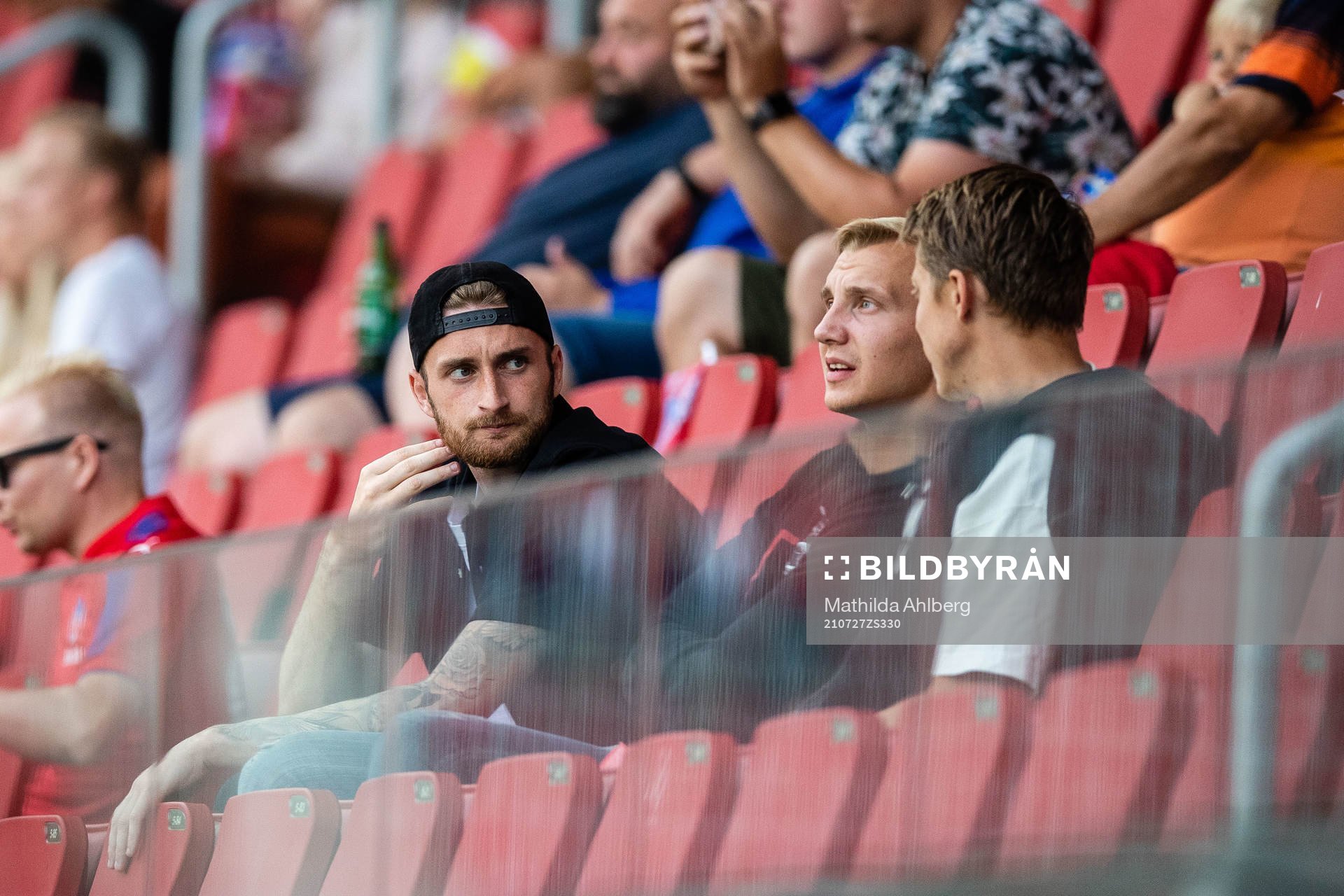 Helsingborgs målvakt Alexander Nilsson på läktaren