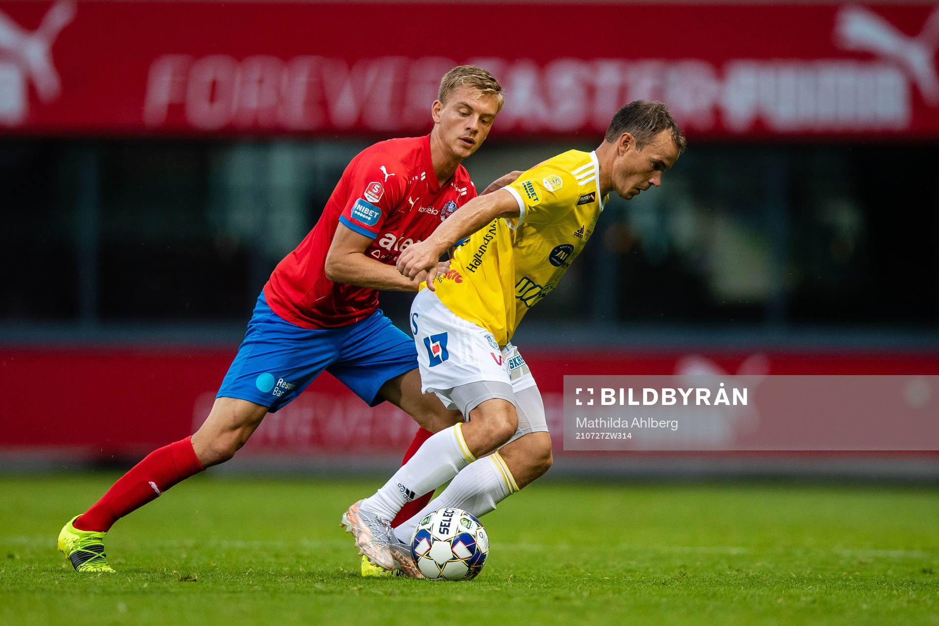 Helsingborgs Dennis Olsson och Falkenbergs Anton Wede under fotbollsmatchen i Superettan mellan Helsingborg och Falkenberg den 27 juli 2021 i Helsingborg.