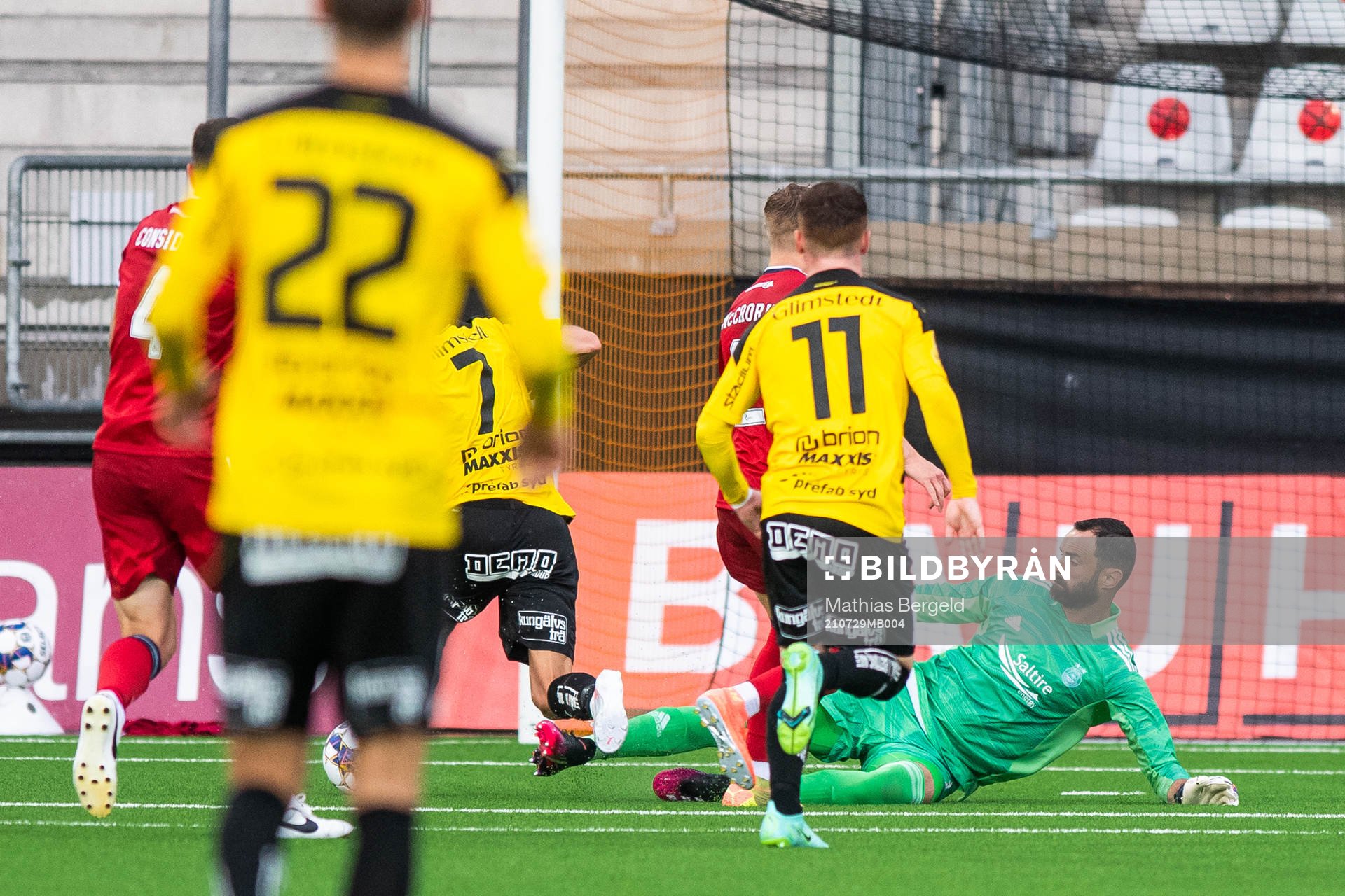 Leo Bengtsson of Häcken in a duel with goalkeeper Joe