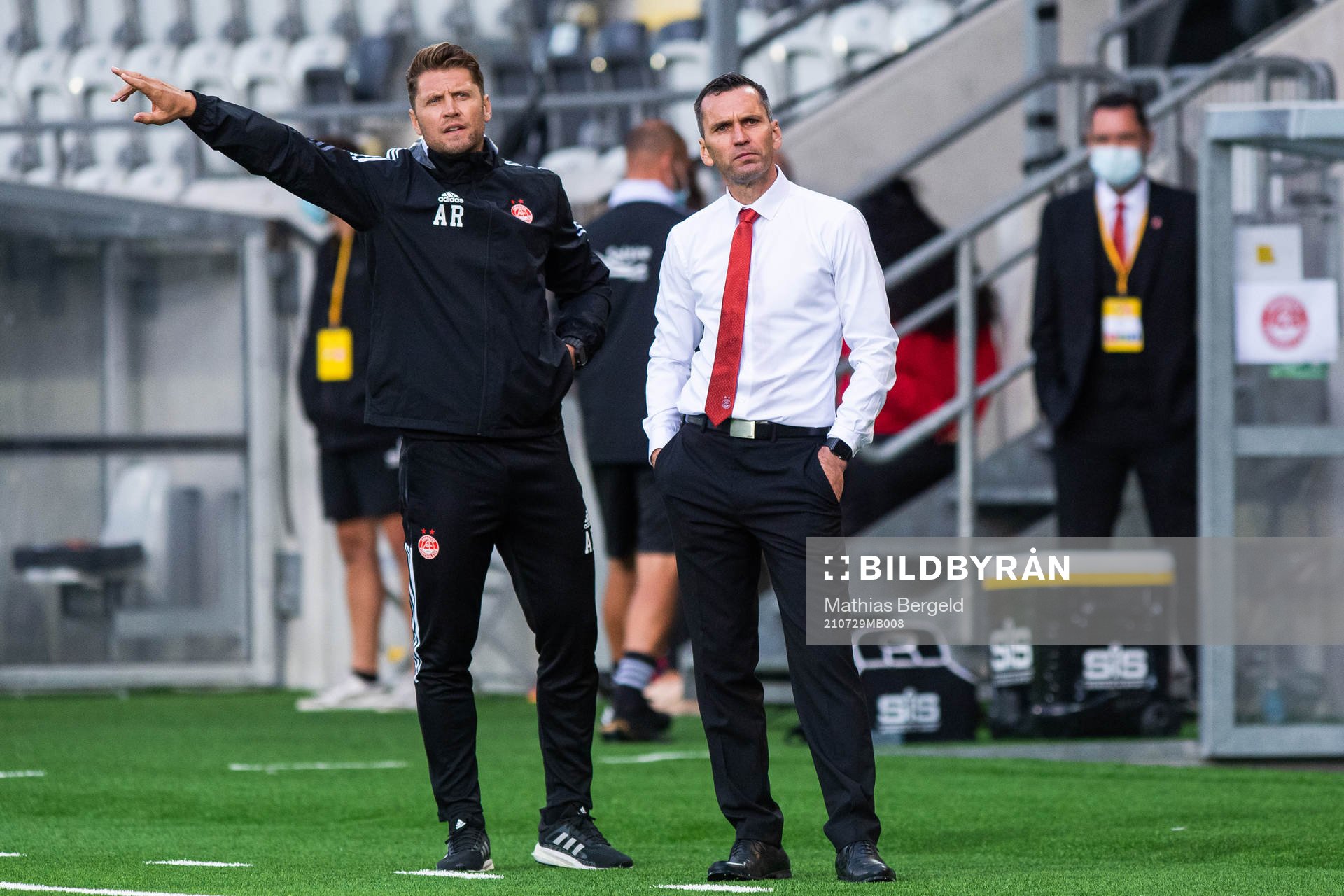 Stephen Glass (r), head coach of Aberdeen