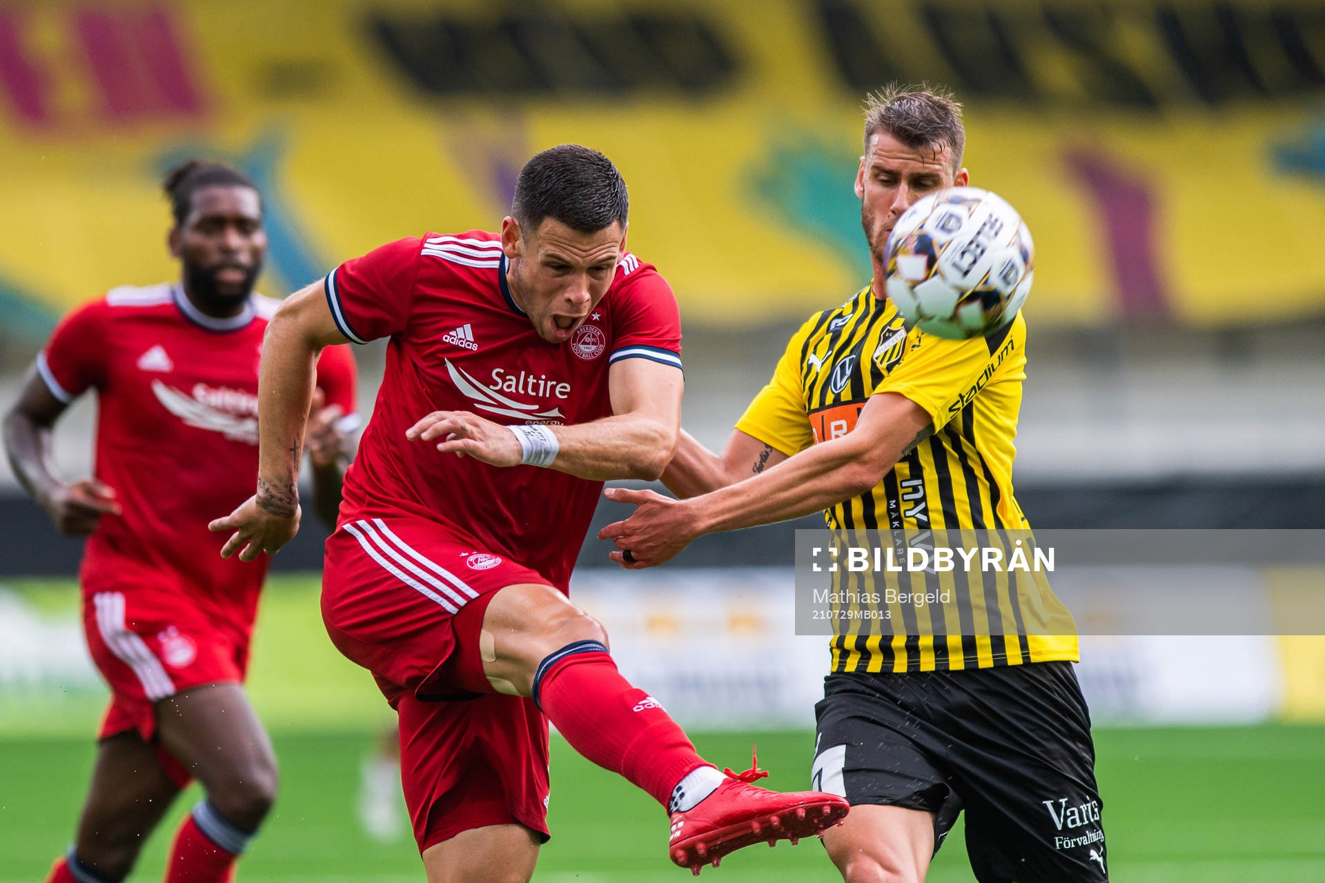 Christian Ramirez of Aberdeen and Johan Hammar of Häcken