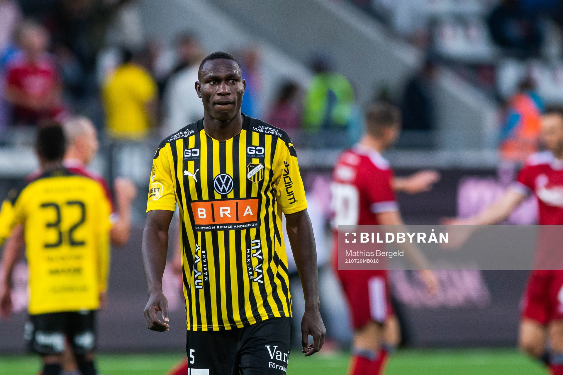 Godswill Ekpolo  of Häcken looks dejected atfer the UEFA