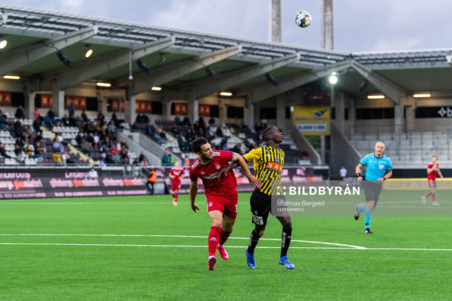 Jonny Hayes of Aberdeen and Godswill Ekpolo  of Häcken