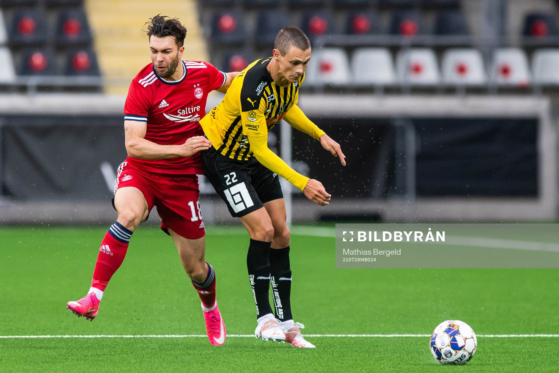 of Aberdeen Connor McLennan and Tobias Carlsson of Häcken