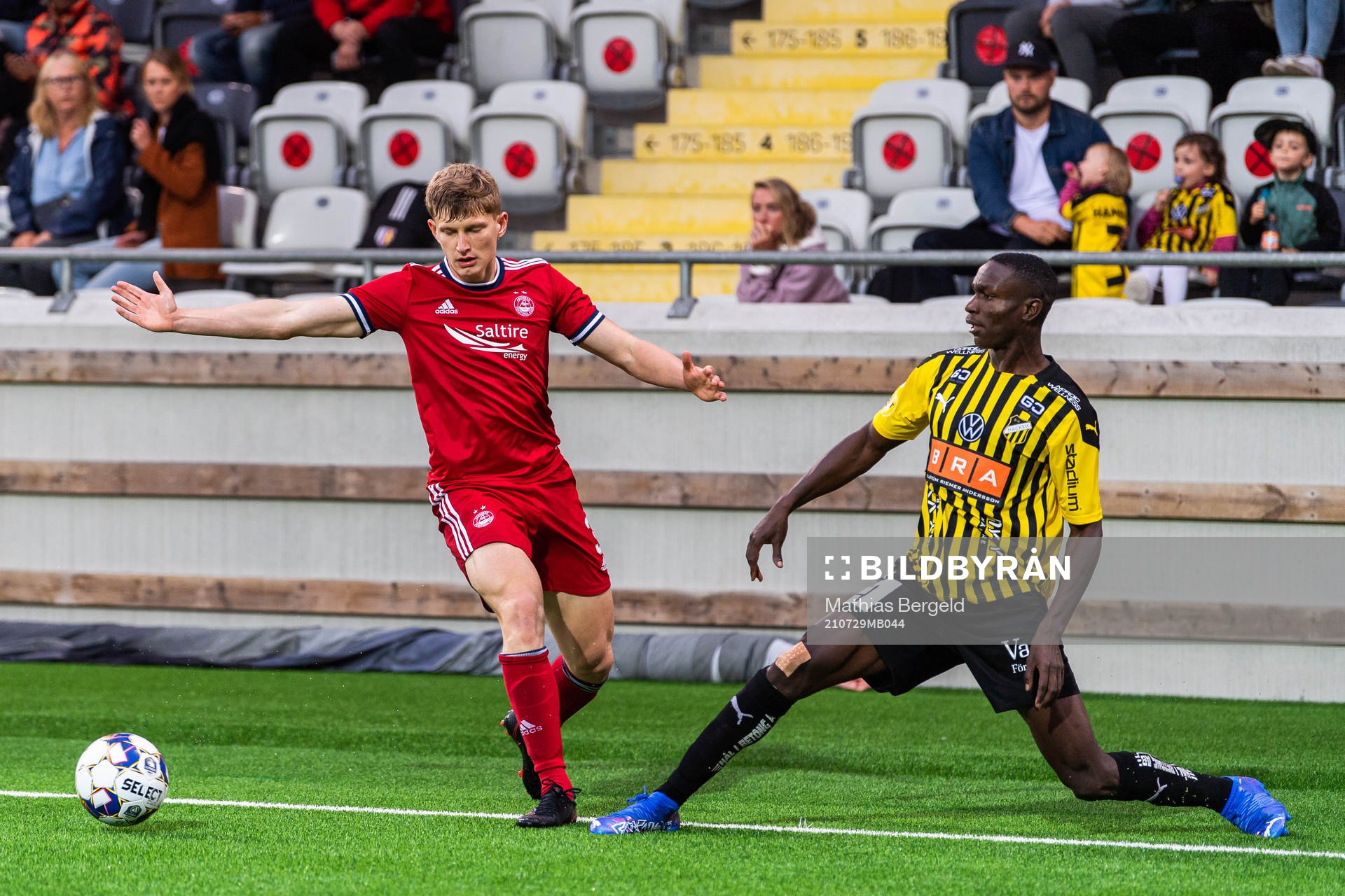 Jack Mackenzie of Aberdeen and Godswill Ekpolo  of Häcken