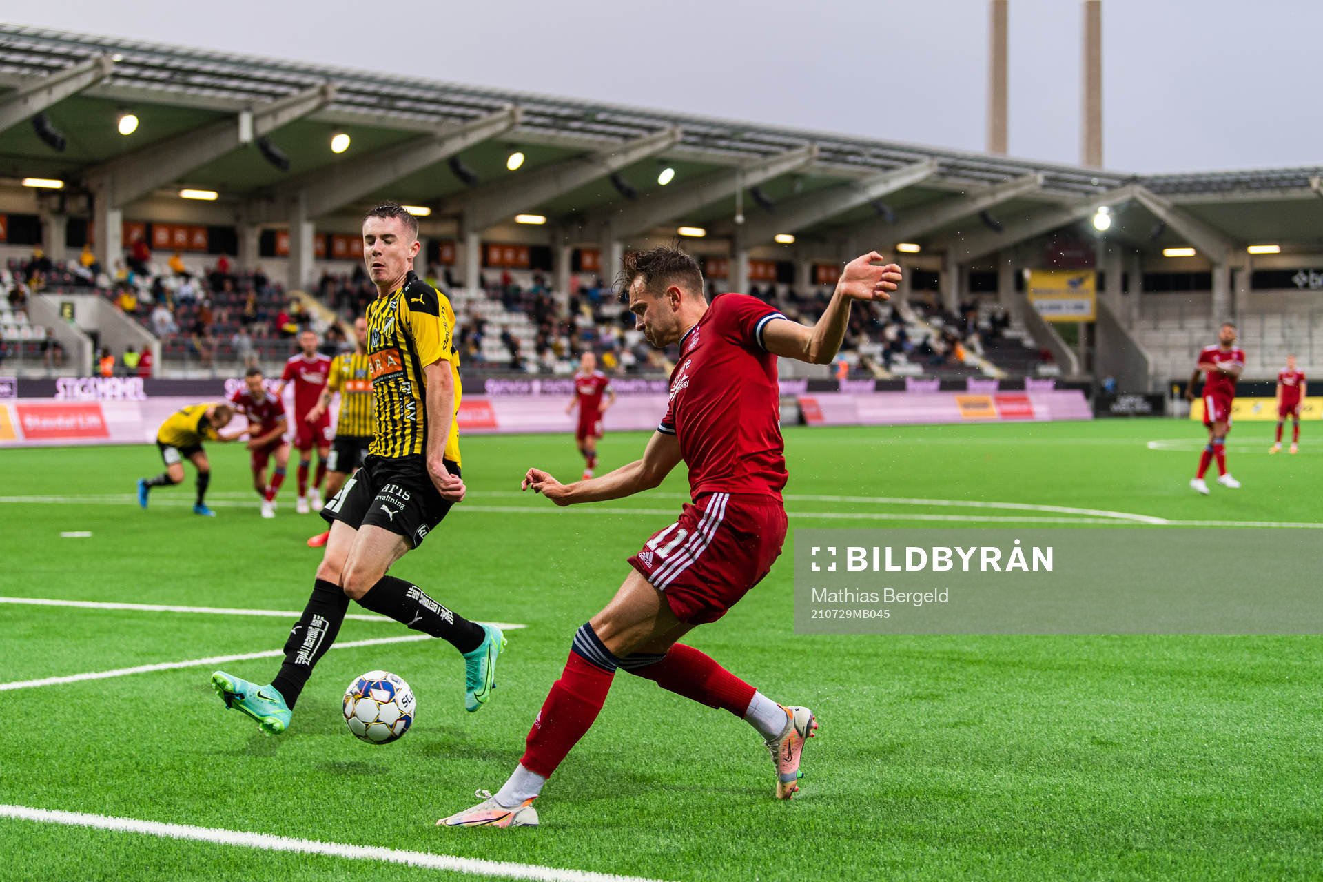 Patrik Wålemark of Häcken and Ryan Hedges of Aberdeen