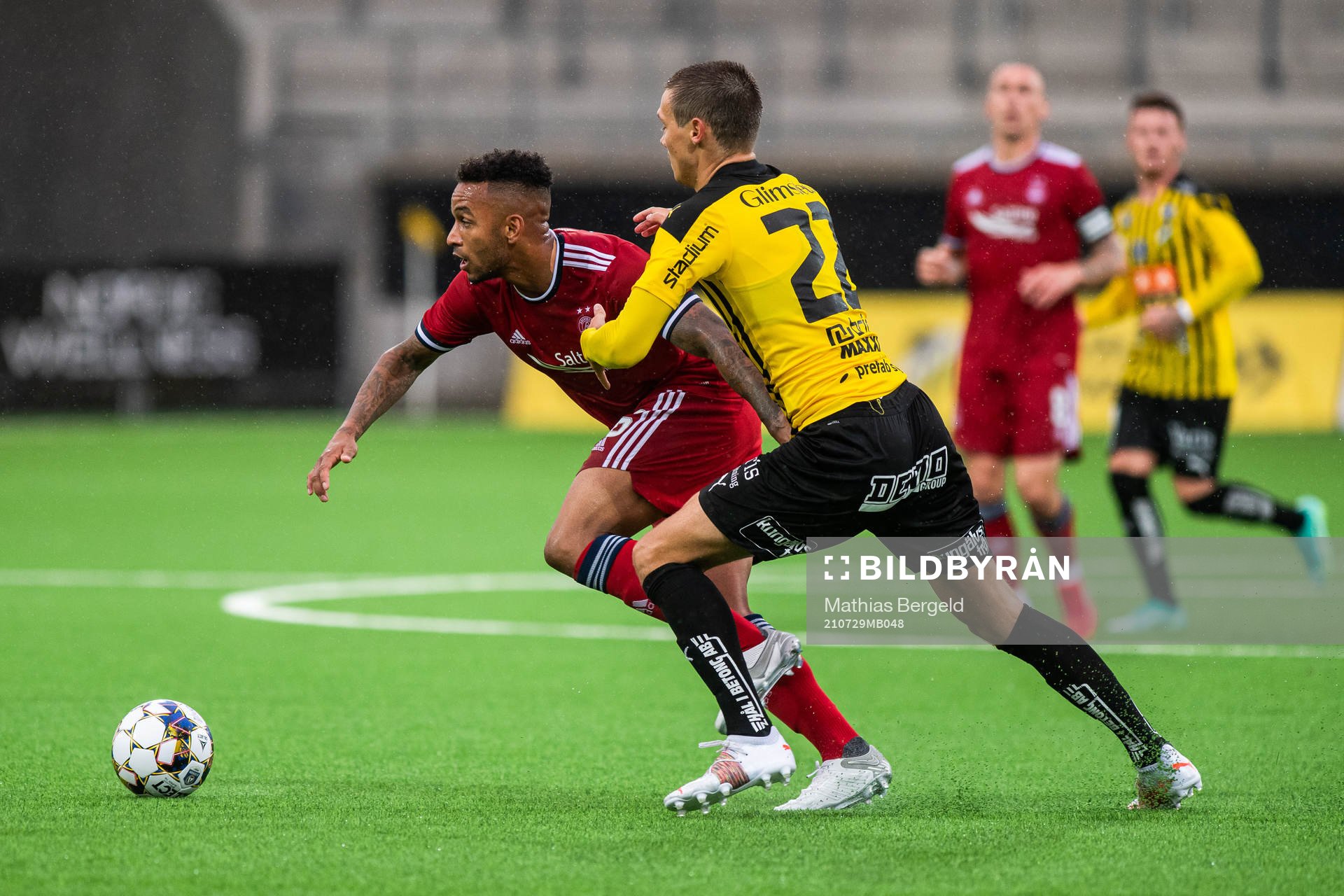 Funso Ojo of Aberdeen and Tobias Carlsson of Häcken