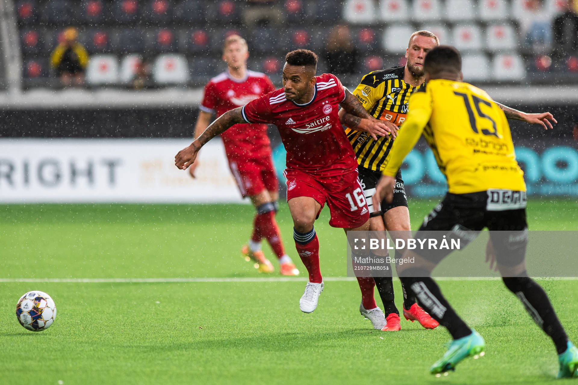 Funso Ojo of Aberdeen and Alexander Faltsetas of Häcken