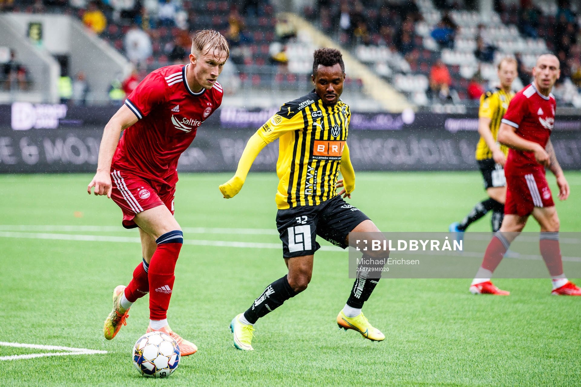 Ross McCrorie of Aberdeen and Nasiru Mohammed of Häcken
