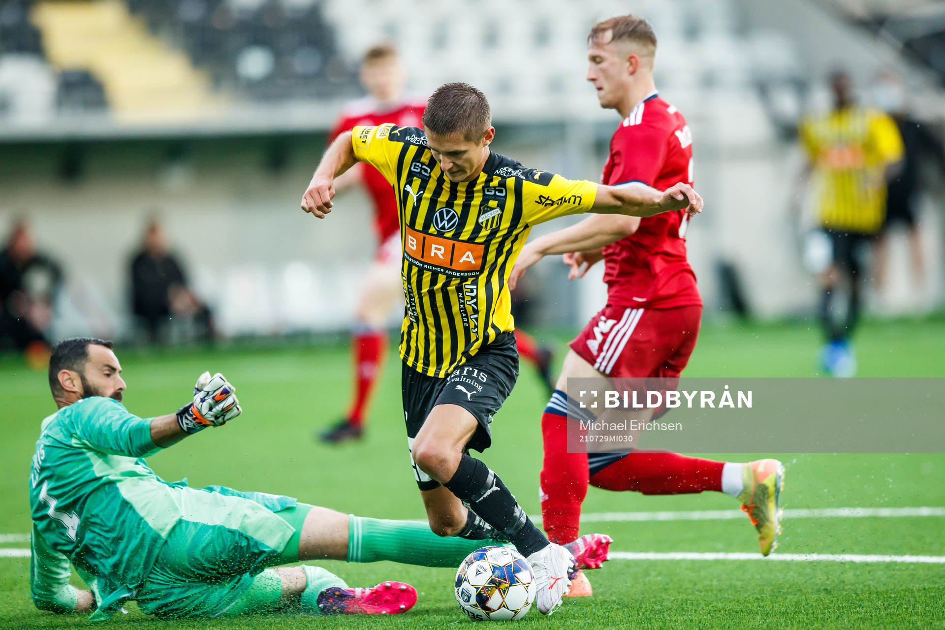 Leo Bengtsson of Häcken in a situation with goalkeeper Joe