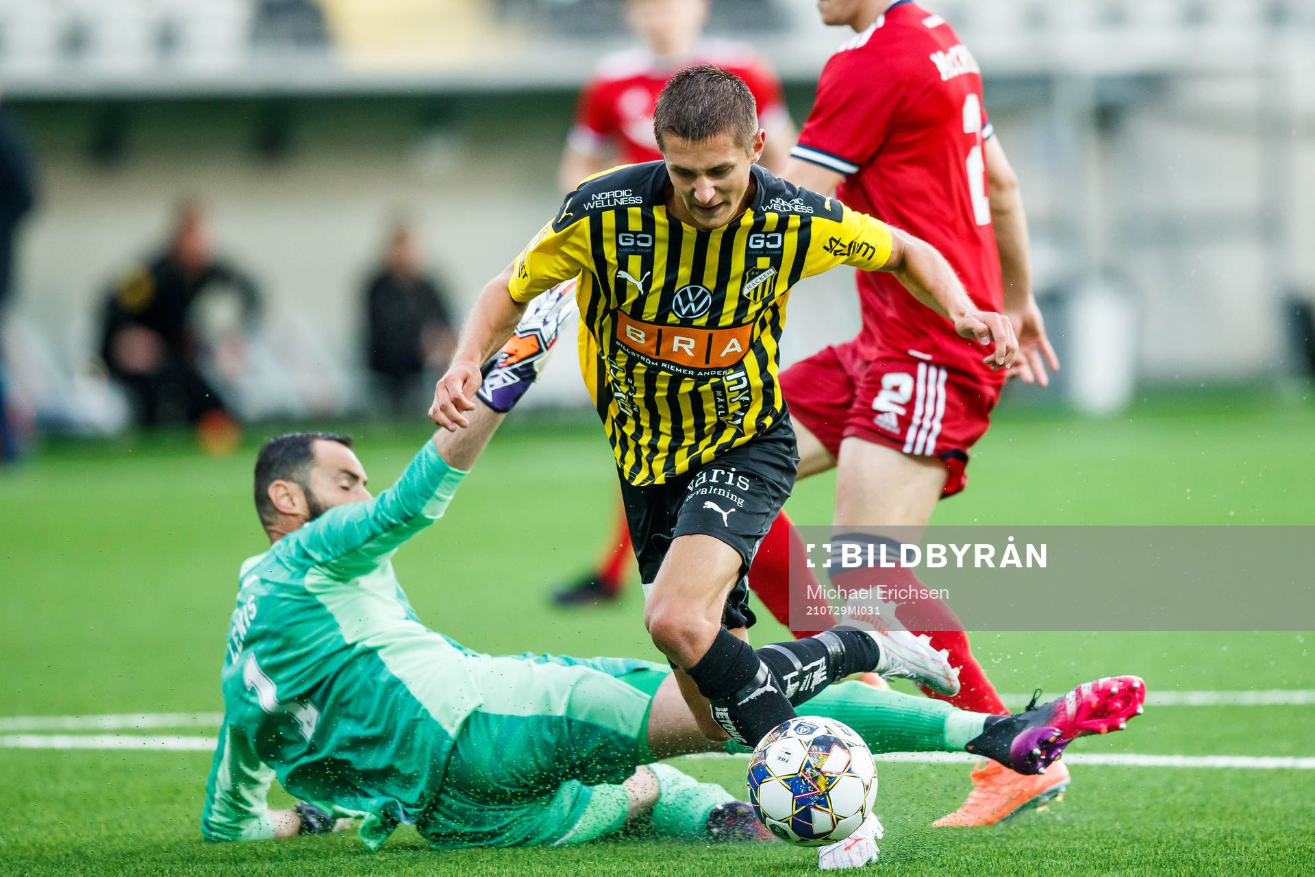 Leo Bengtsson of Häcken in a situation with goalkeeper Joe