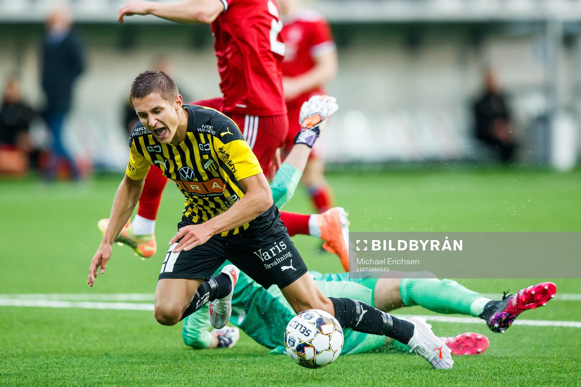 Leo Bengtsson of Häcken in a situation with goalkeeper Joe