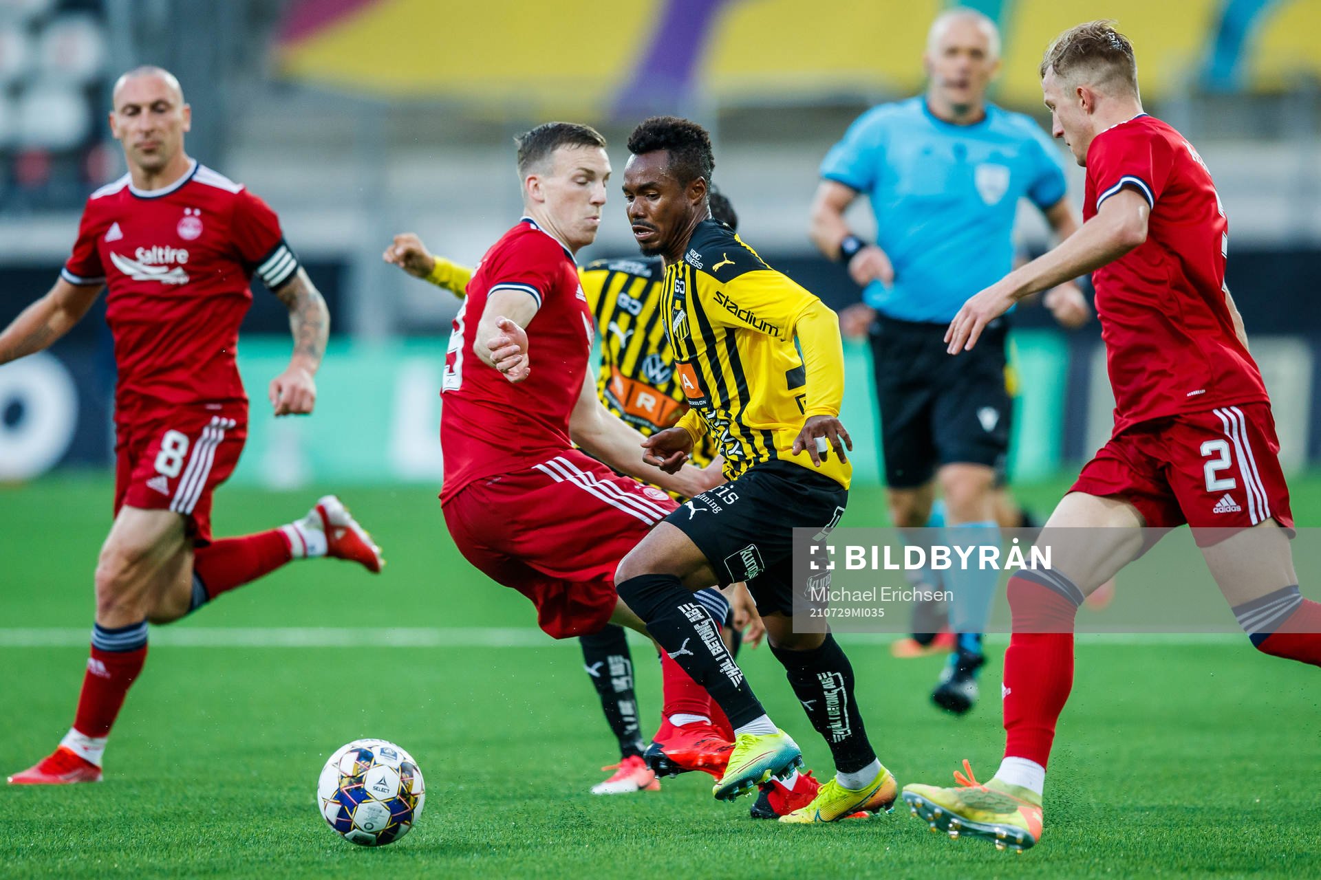 Nasiru Mohammed of Häcken against Lewis Ferguson and Ross