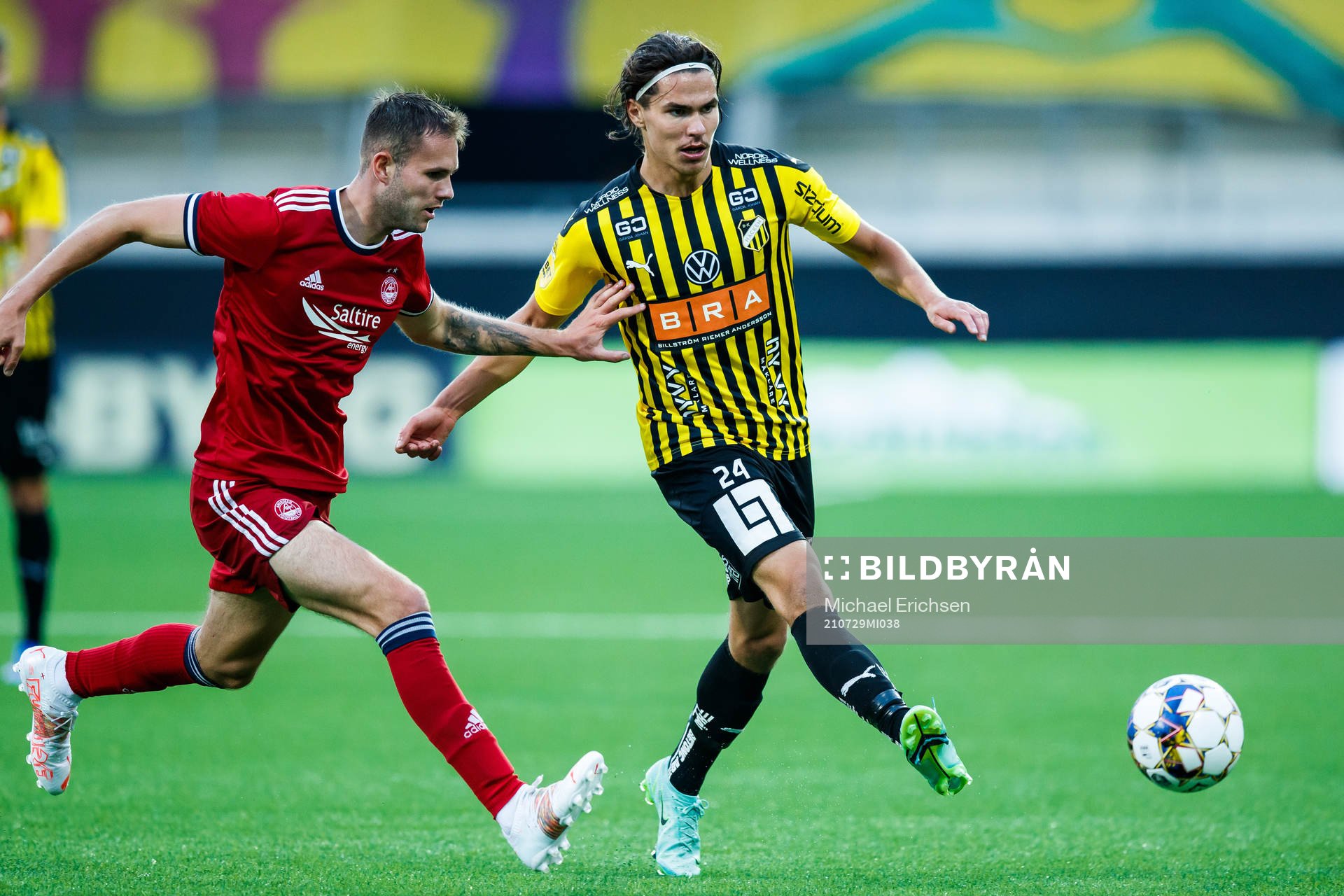 Teddy Jenks of Aberdeen and William Milovanovic of Häcken