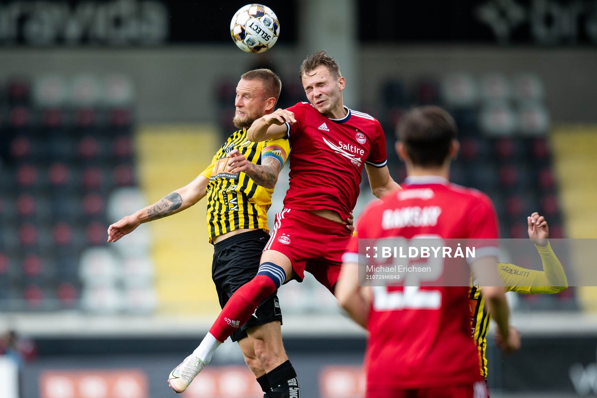 Alexander Faltsetas of Häcken and Ryan Hedges of Aberdeen