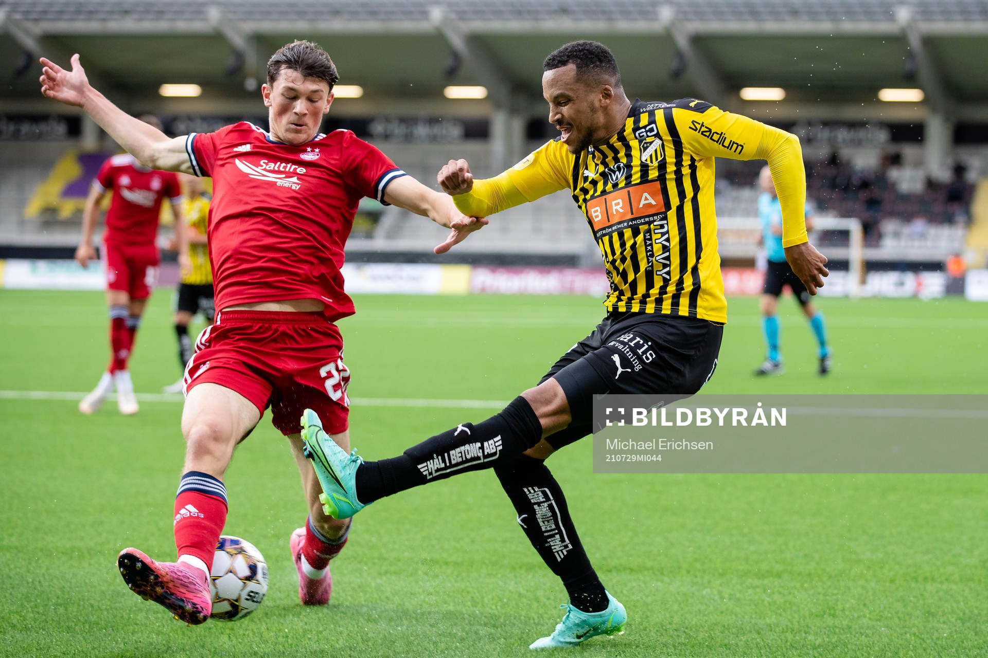 Calvin Ramsay of Aberdeen and Martin Olsson of Häcken