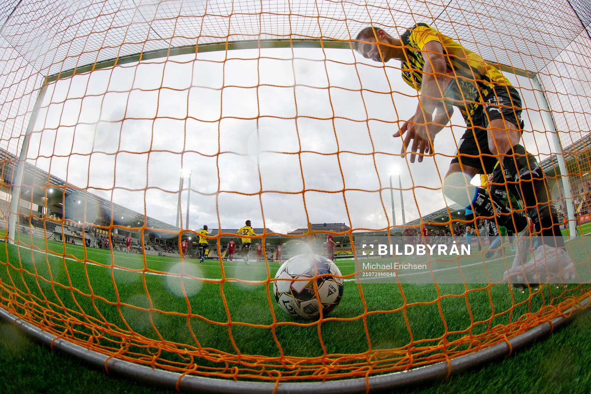 Leo Bengtsson of Häcken picks up the ball