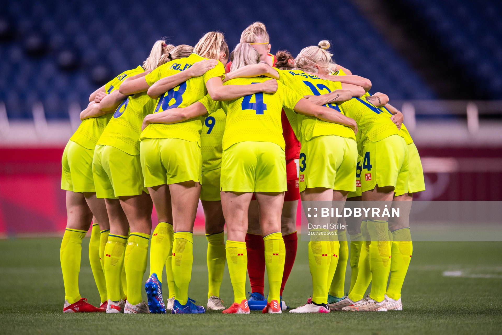 Players of Sweden gather in the women's football match between Sweden and Japan at the Tokyo 2020 Olympic Games on July 30, 2021 in Tokyo.