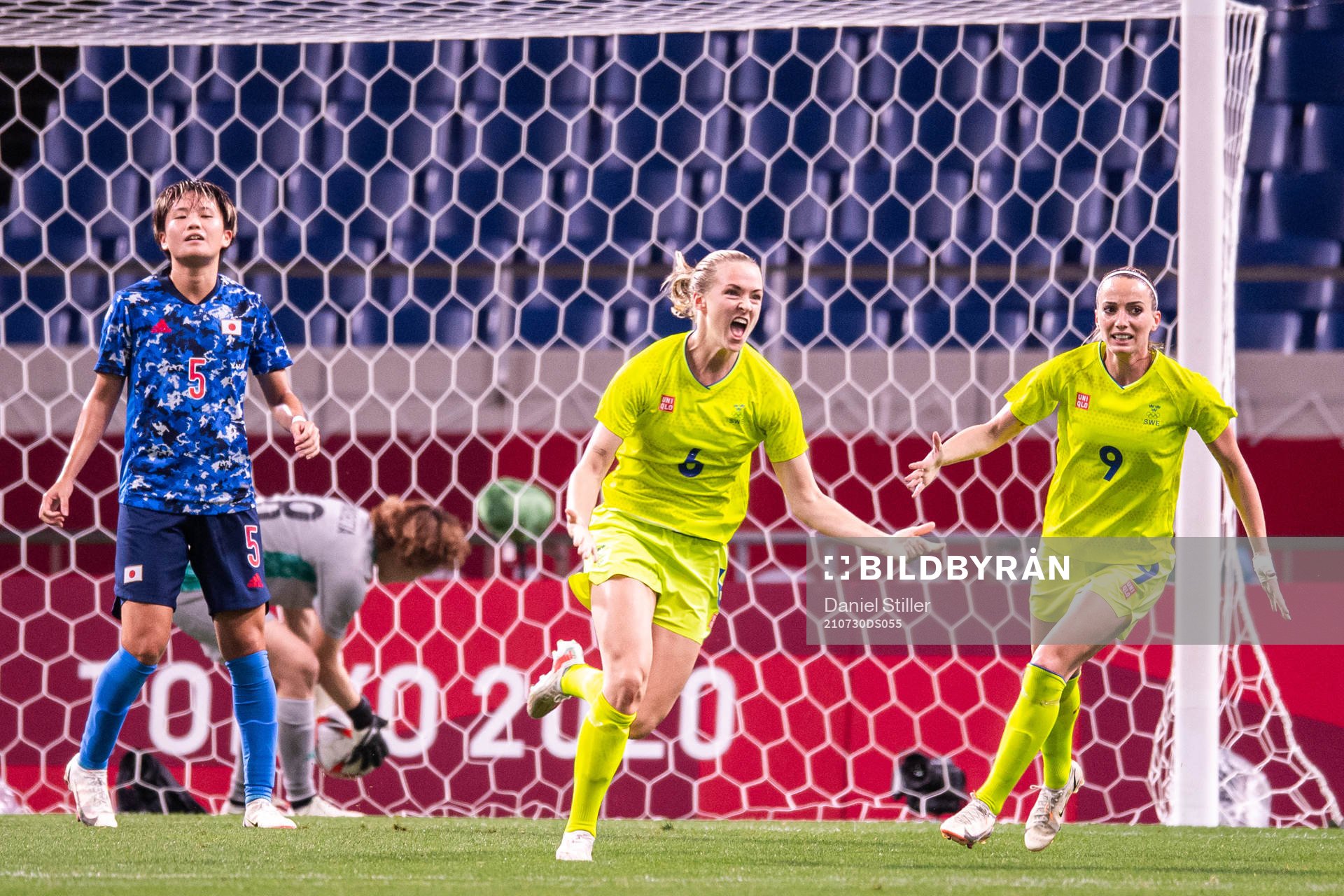 Magdalena Eriksson of Sweden celebrate with Kosovare Asllani