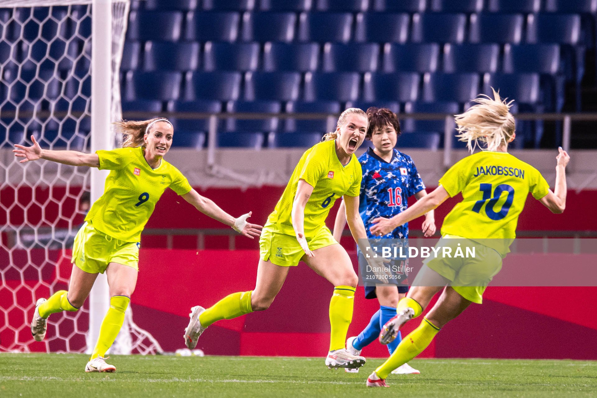 Magdalena Eriksson of Sweden celebrate with Kosovare Asllani
