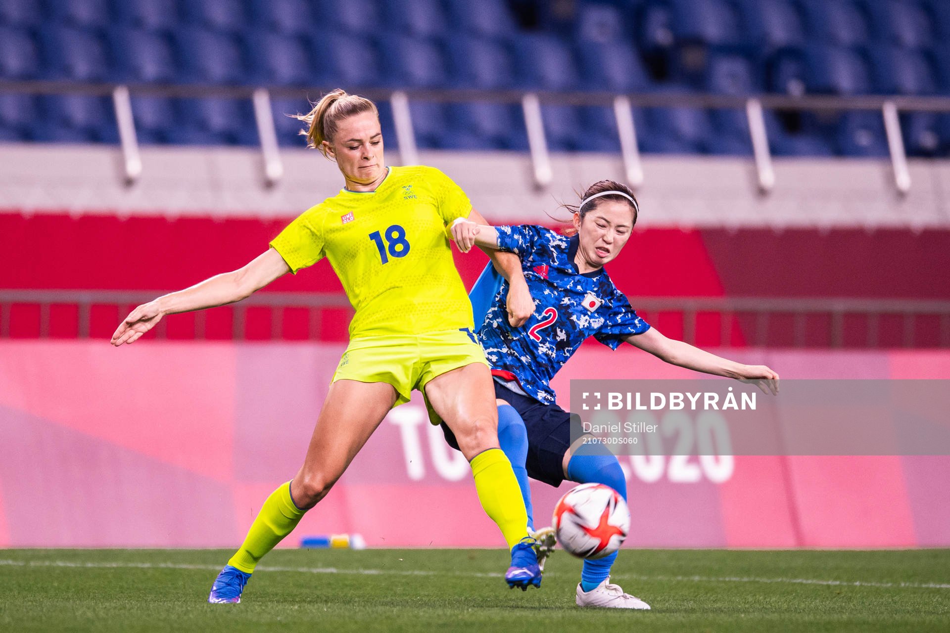 Fridolina Rolfö of Sweden and Risa Shimizu of Japan in the