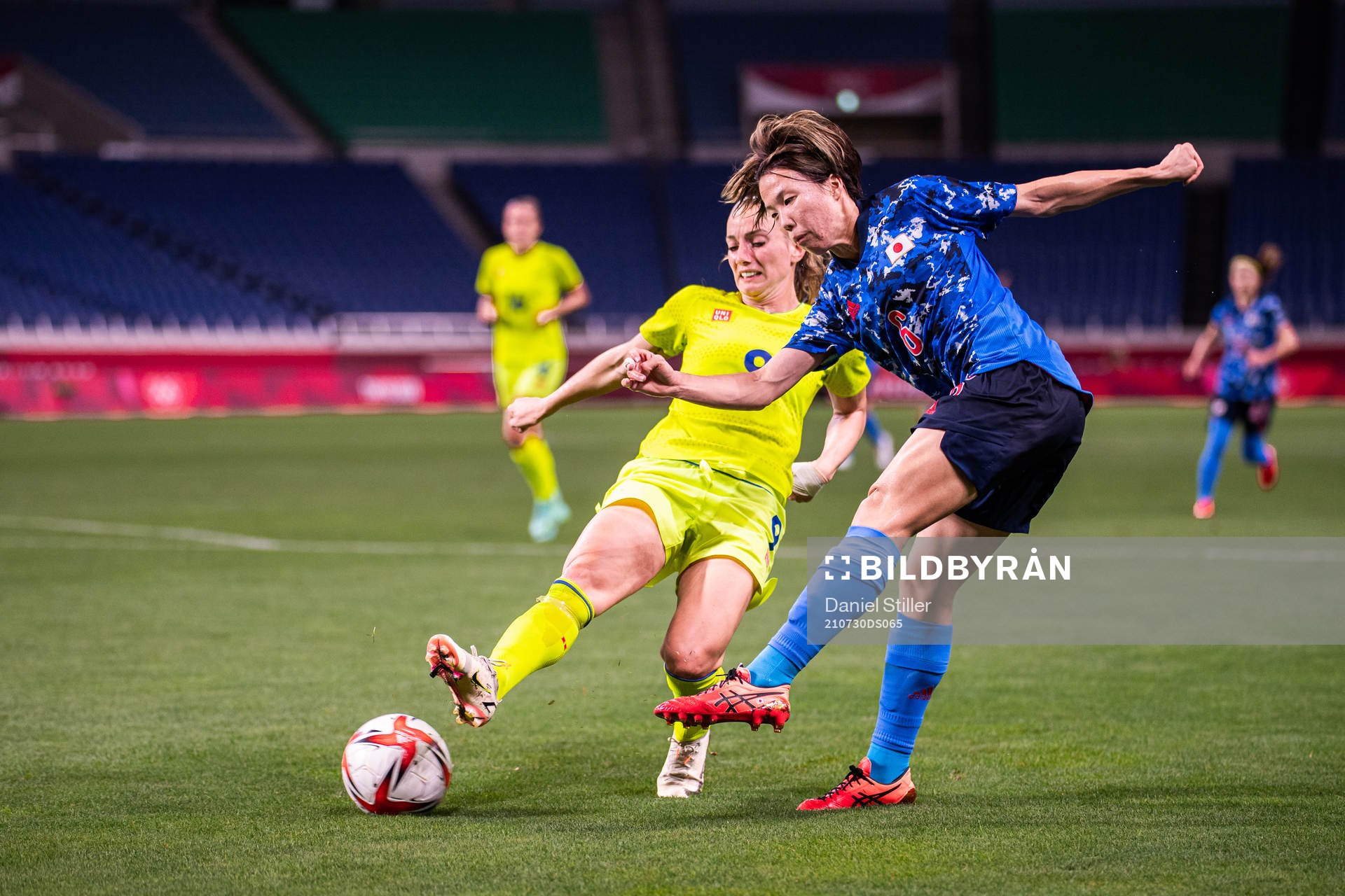 Kosovare Asllani of Sweden and Hina Sugita of Japan in the