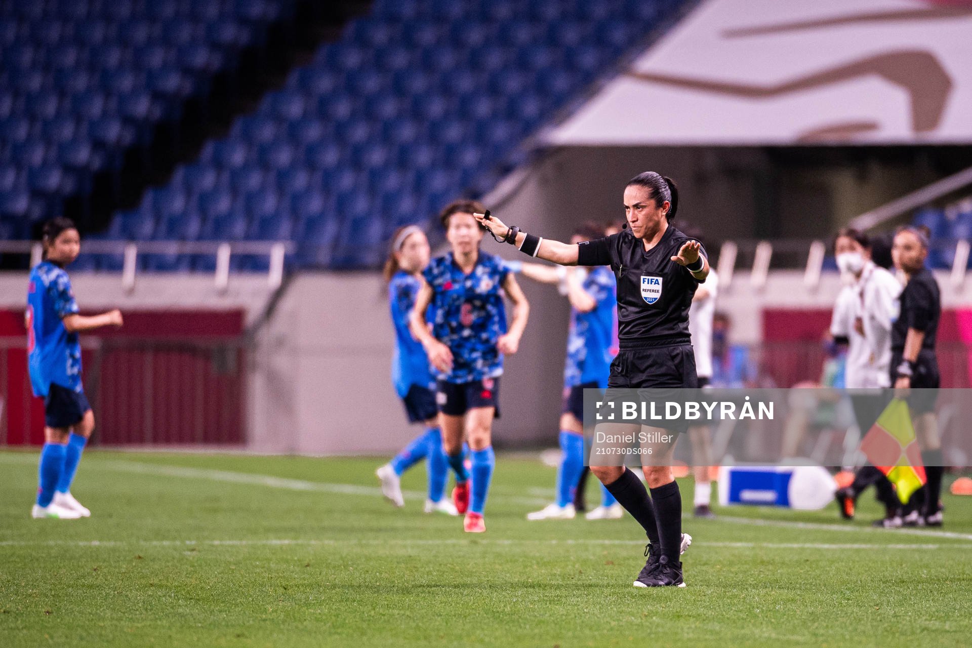 The referee shows no referee