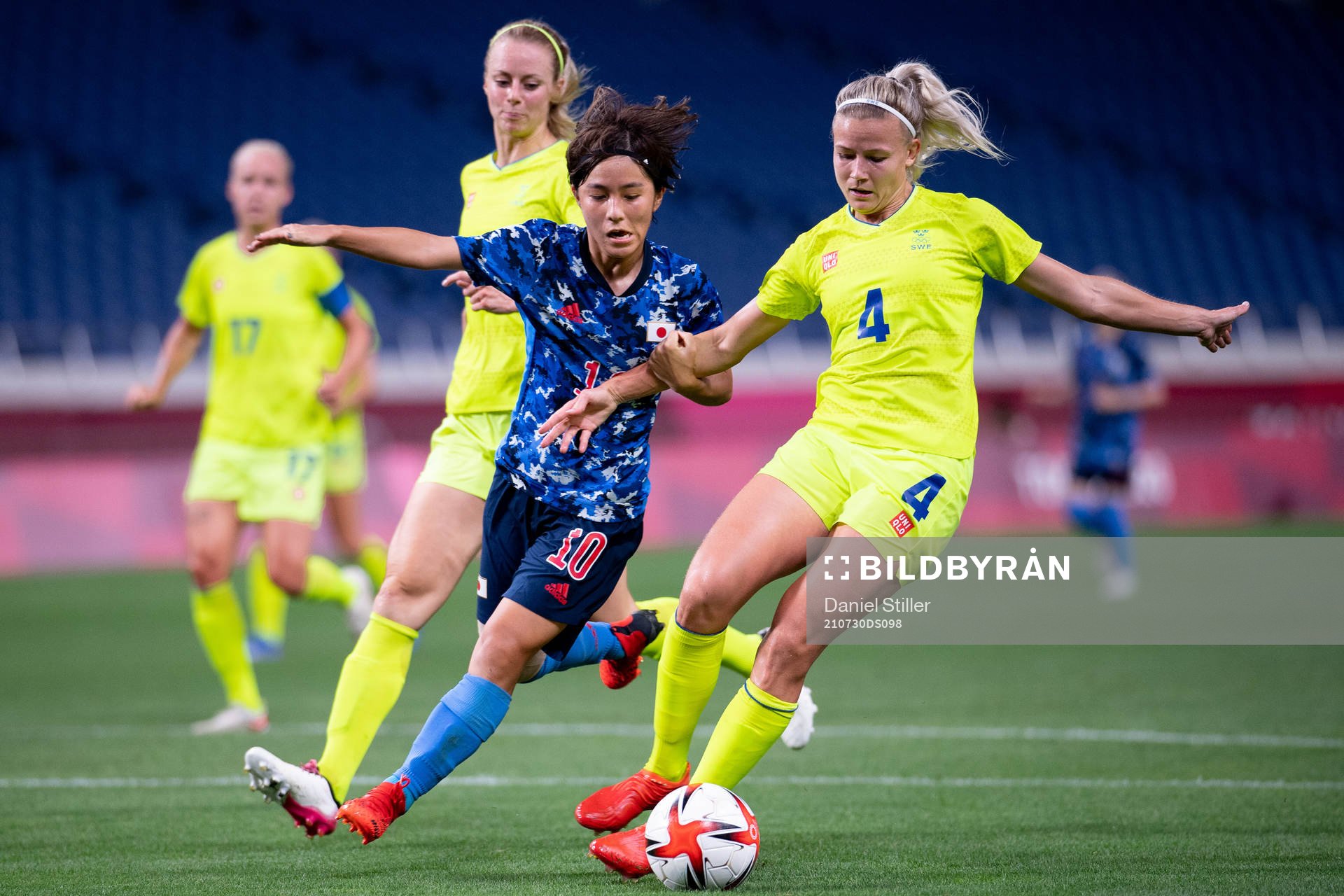 Mana Iwabuchi of Japan and Hanna Glas of Sweden in the