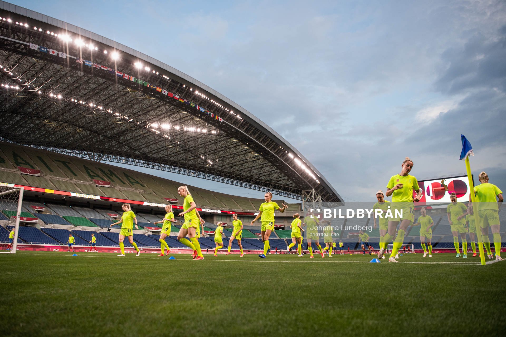 Players of Sweden during warm up ahead of the women’s football match between Sweden and Japan at the Tokyo 2020 Olympic Games on July 30, 2021 in Tokyo.