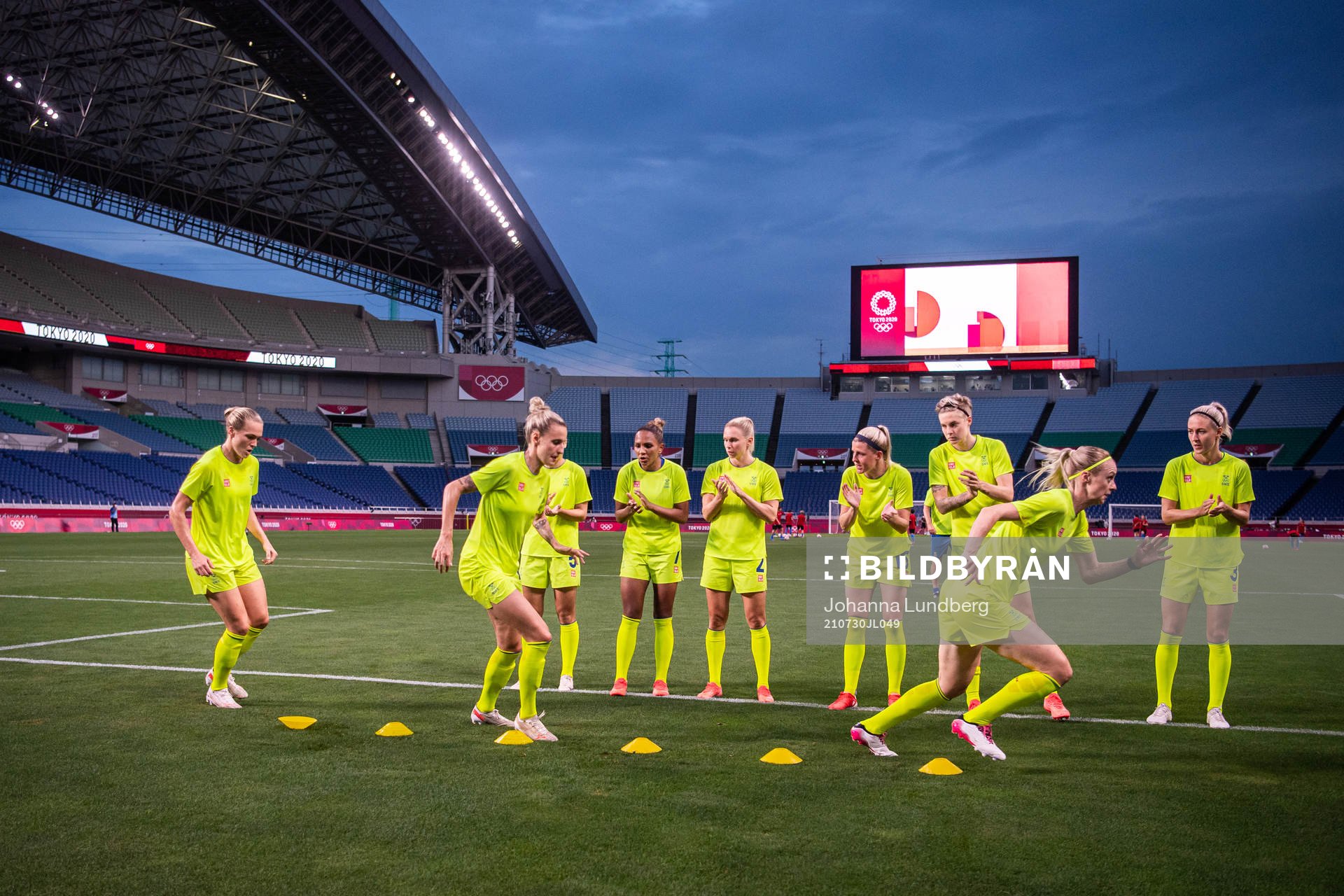 Players of Sweden during warm up in the women's football match between Sweden and Japan at the Tokyo 2020 Olympic Games on July 30, 2021 in Tokyo.