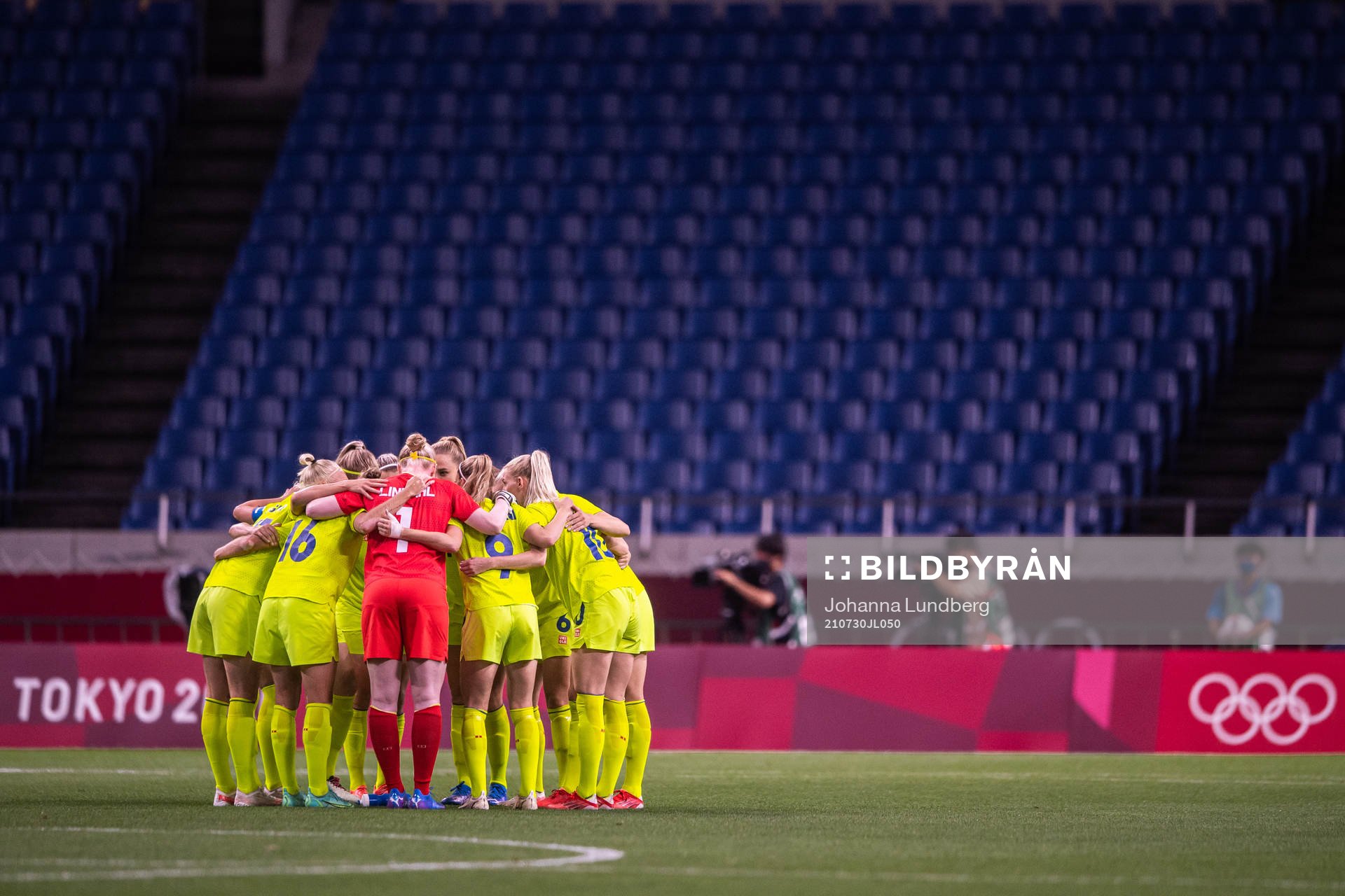 Players of Sweden gather in the women's football match between Sweden and Japan at the Tokyo 2020 Olympic Games on July 30, 2021 in Tokyo.
