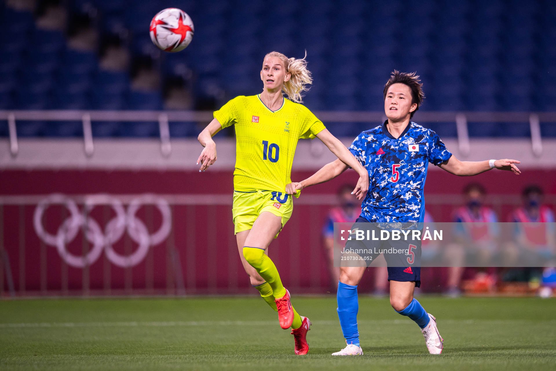 Sofia Jakobsson of Sweden and Moeka Minami of Japan in the
