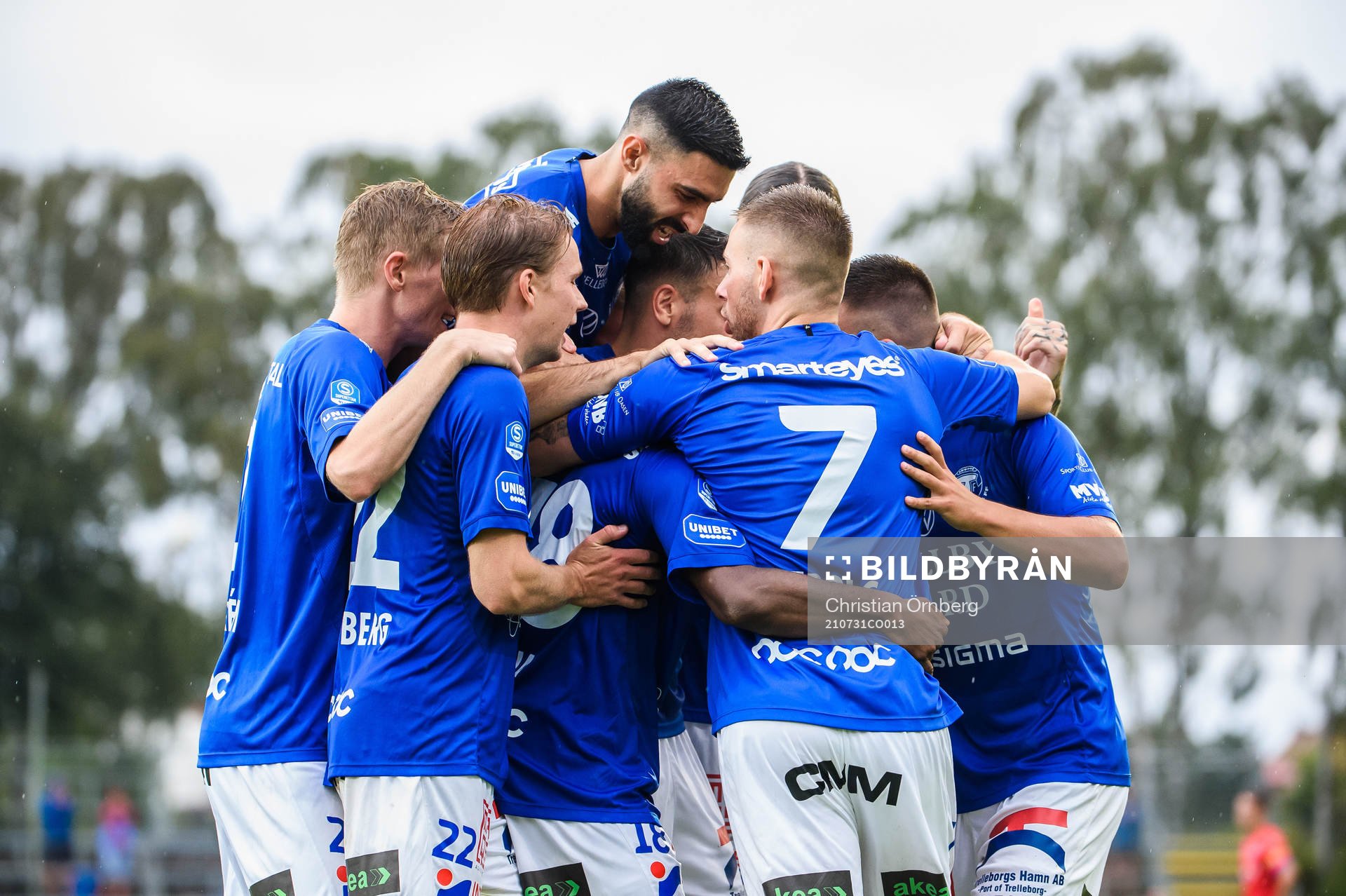 Trelleborgs Henry Offia jublar med lagkamrater